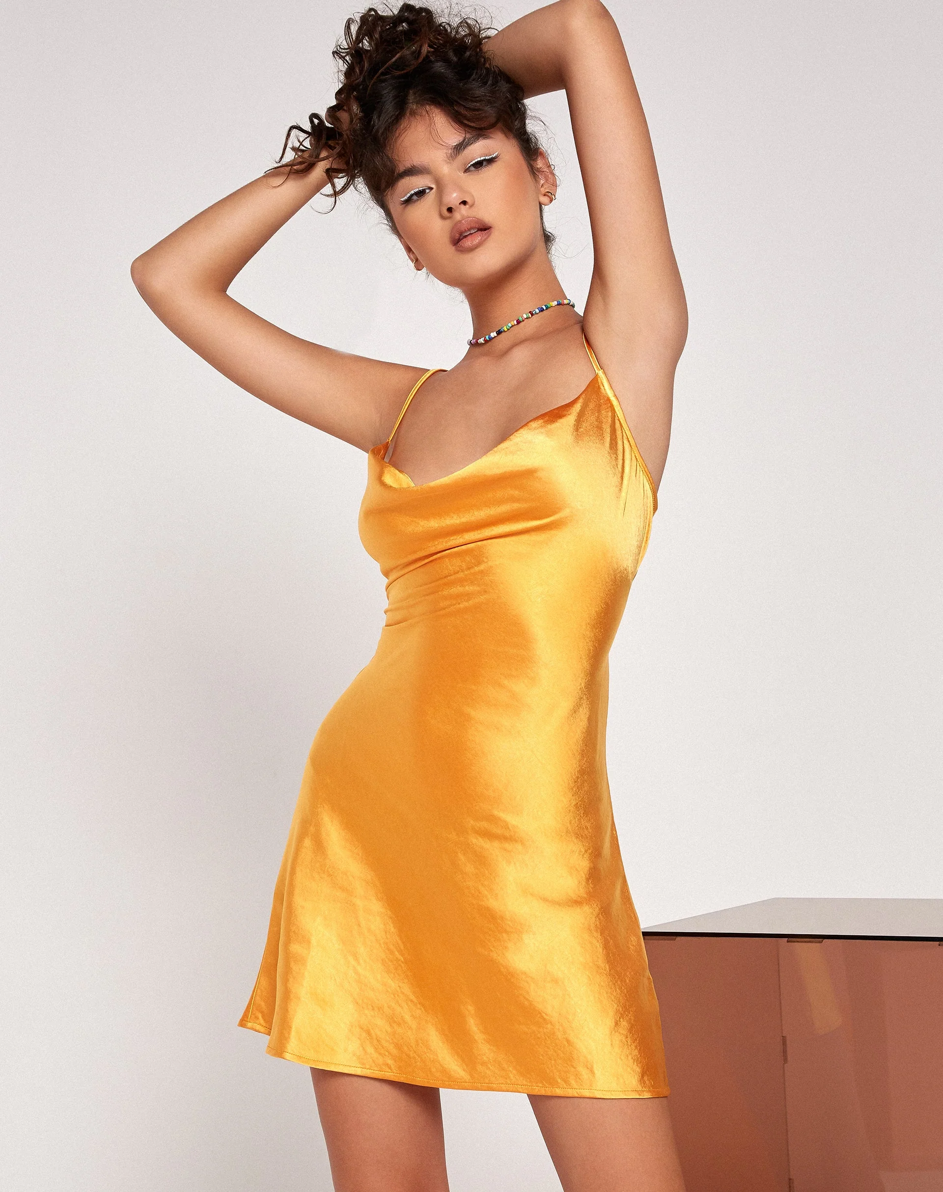 Paiva Slip-Kleid aus Satin in Tangerine - Image 5