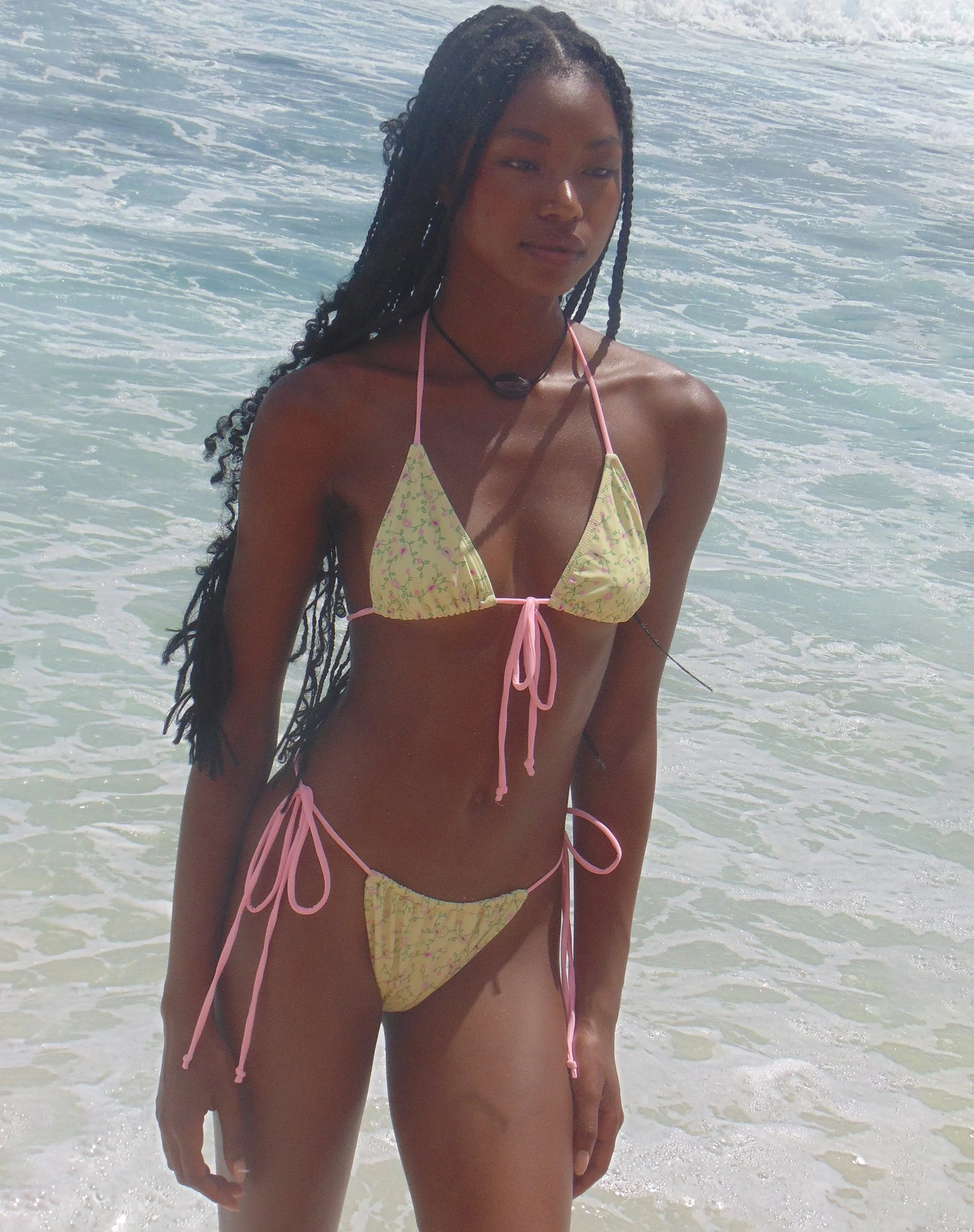 Pamita Bikini-Oberteil in Paisley-Gelb mit rosa Bändern - Image 2