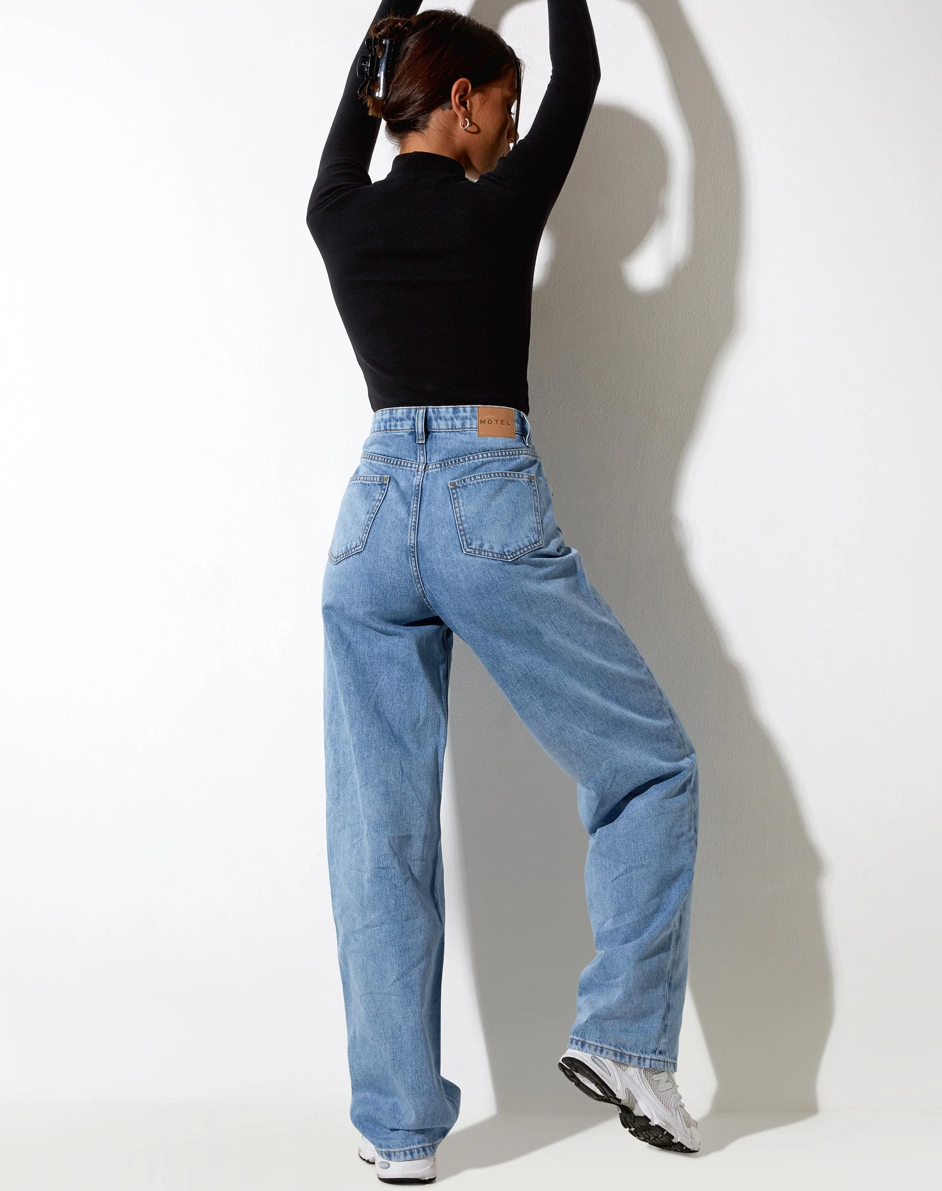 Parallele Jeans in hellblauer Tonalwaschung - Image 3