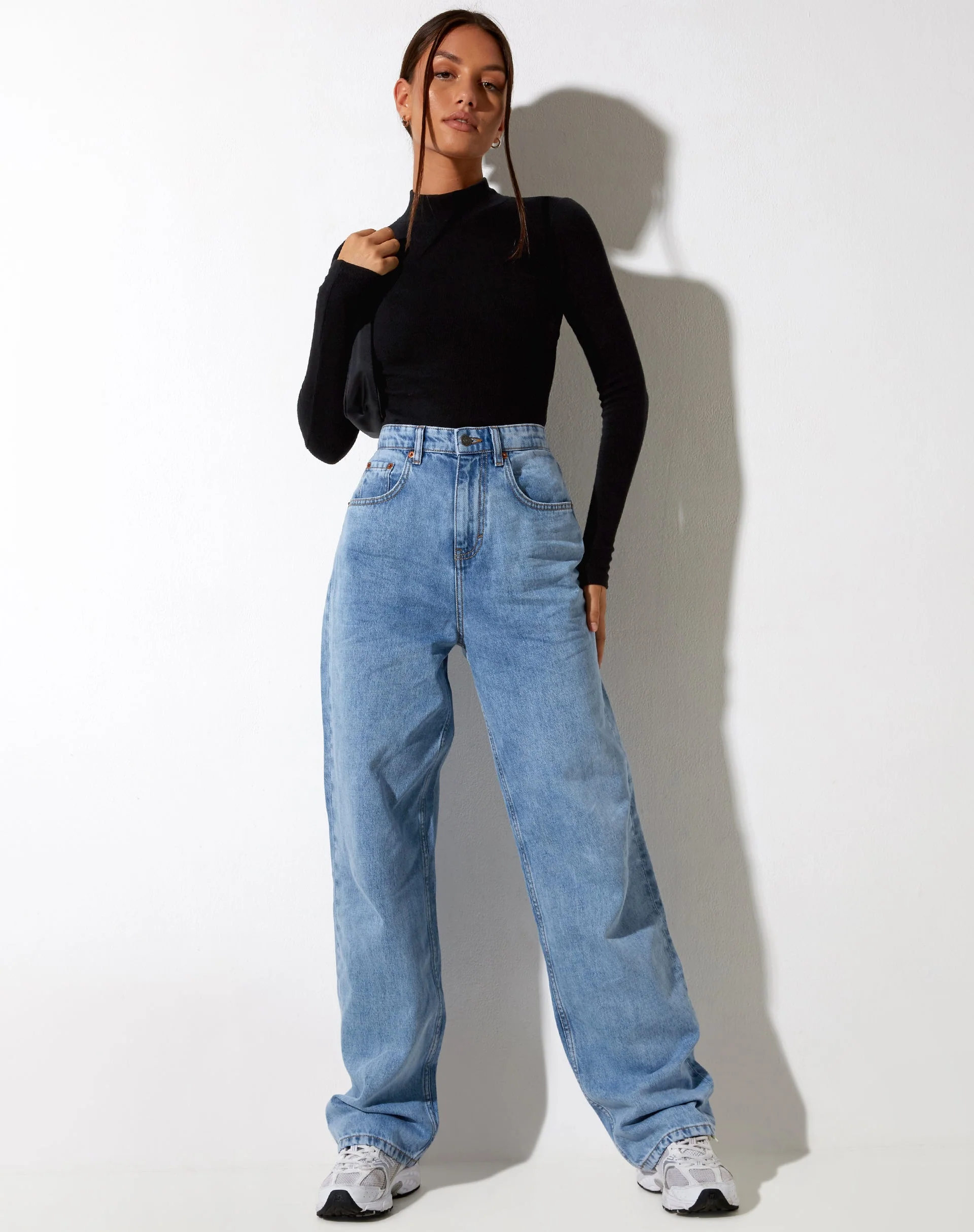Parallele Jeans in hellblauer Tonalwaschung - Image 4