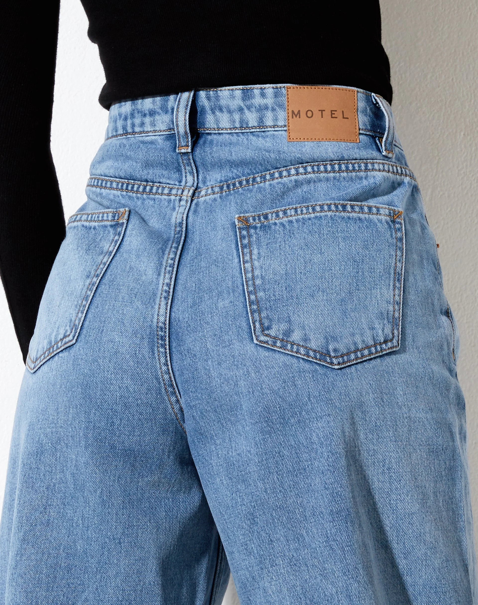 Parallele Jeans in hellblauer Tonalwaschung - Image 5