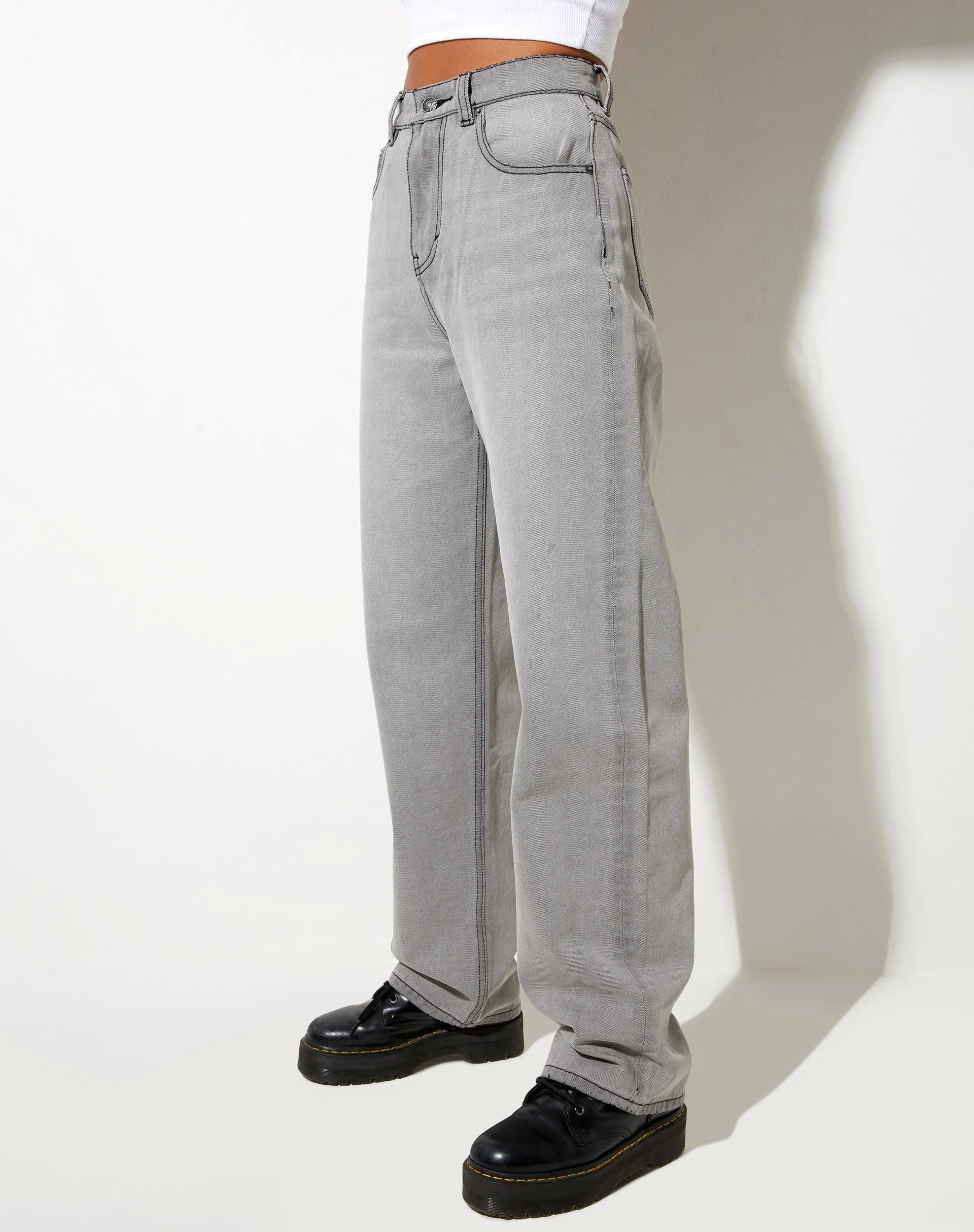 Parallel-Jeans in blassgrauer Waschung