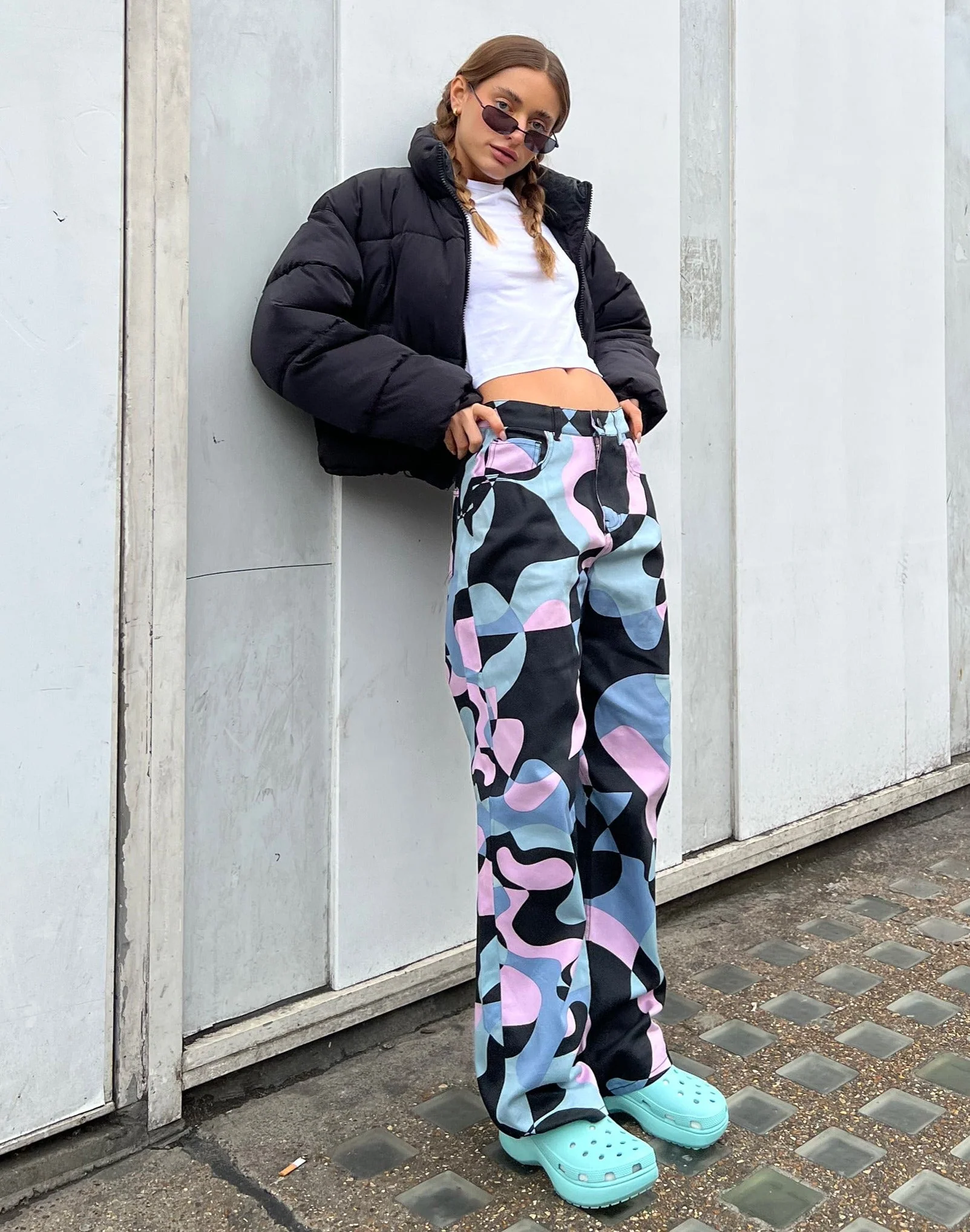 Parallel Jeans in abstraktem Lila