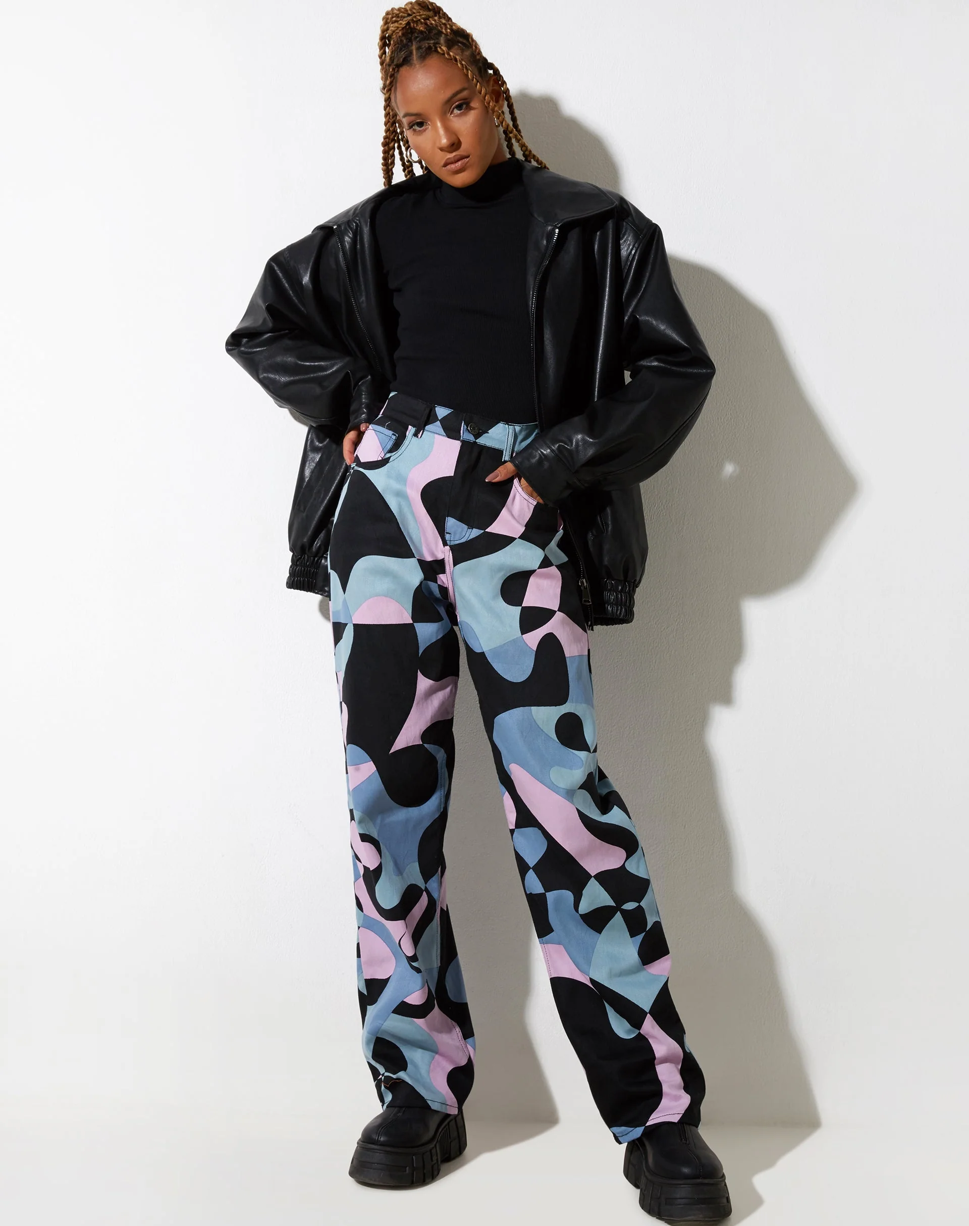 Parallel Jeans in abstraktem Lila - Image 2