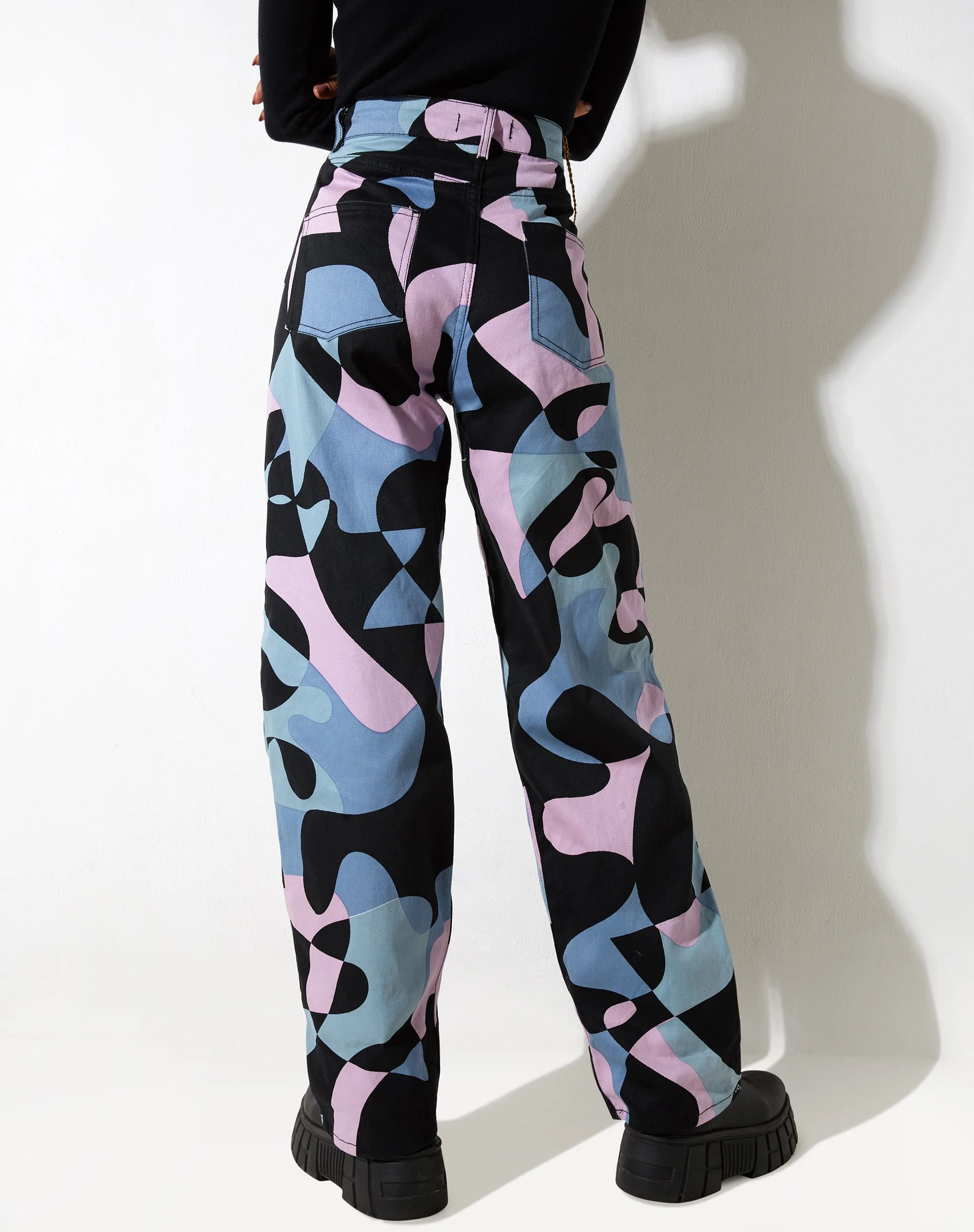 Parallel Jeans in abstraktem Lila - Image 3