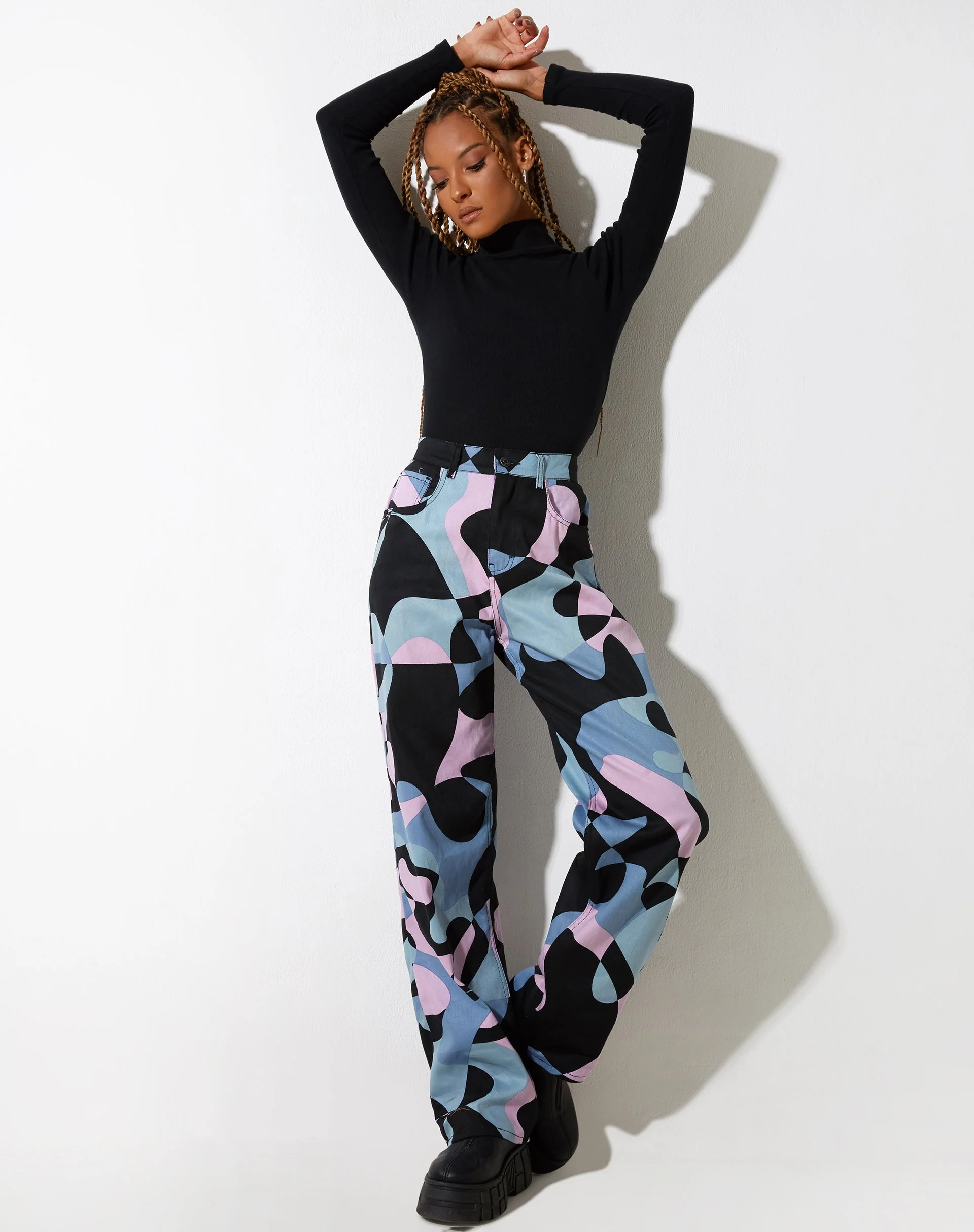 Parallel Jeans in abstraktem Lila - Image 4