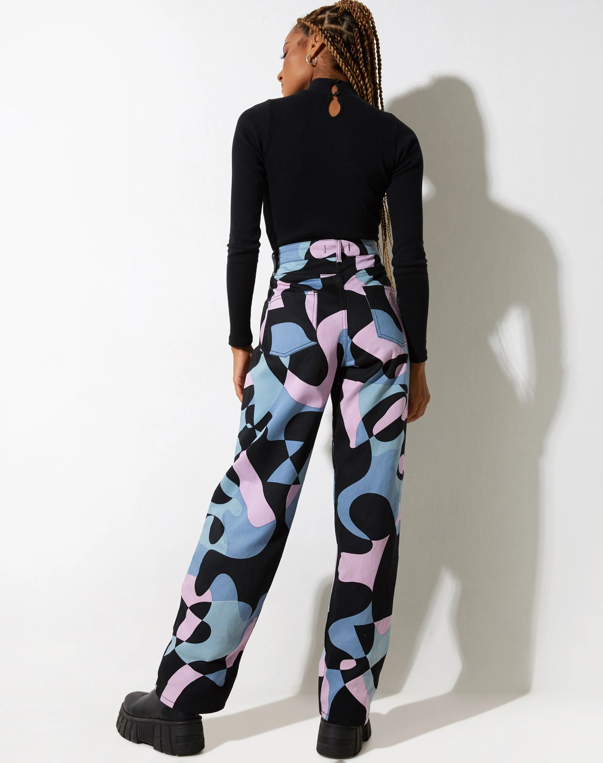 Parallel Jeans in abstraktem Lila - Image 6