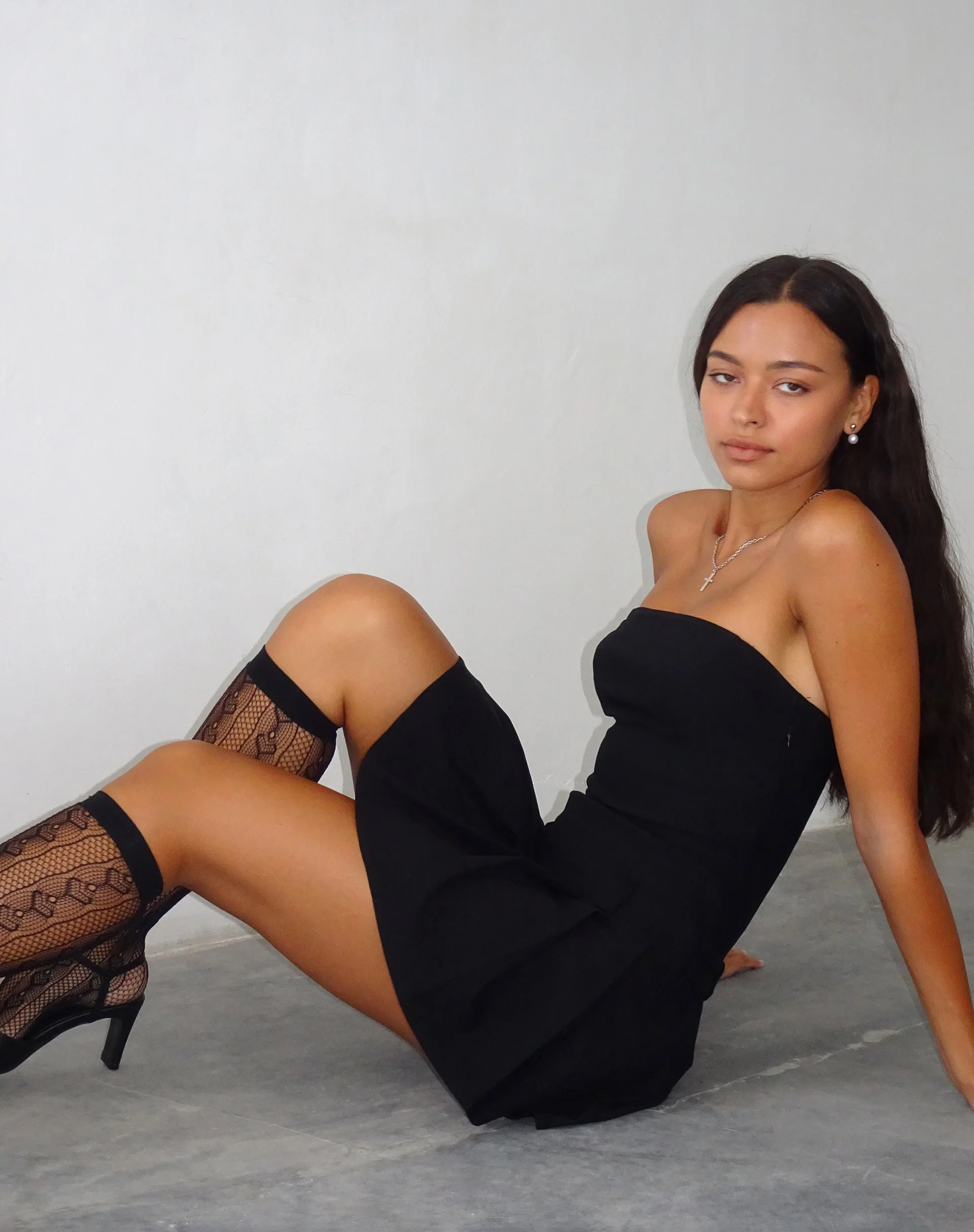 Payoda Bandeau-Minikleid in Schwarz - Image 5