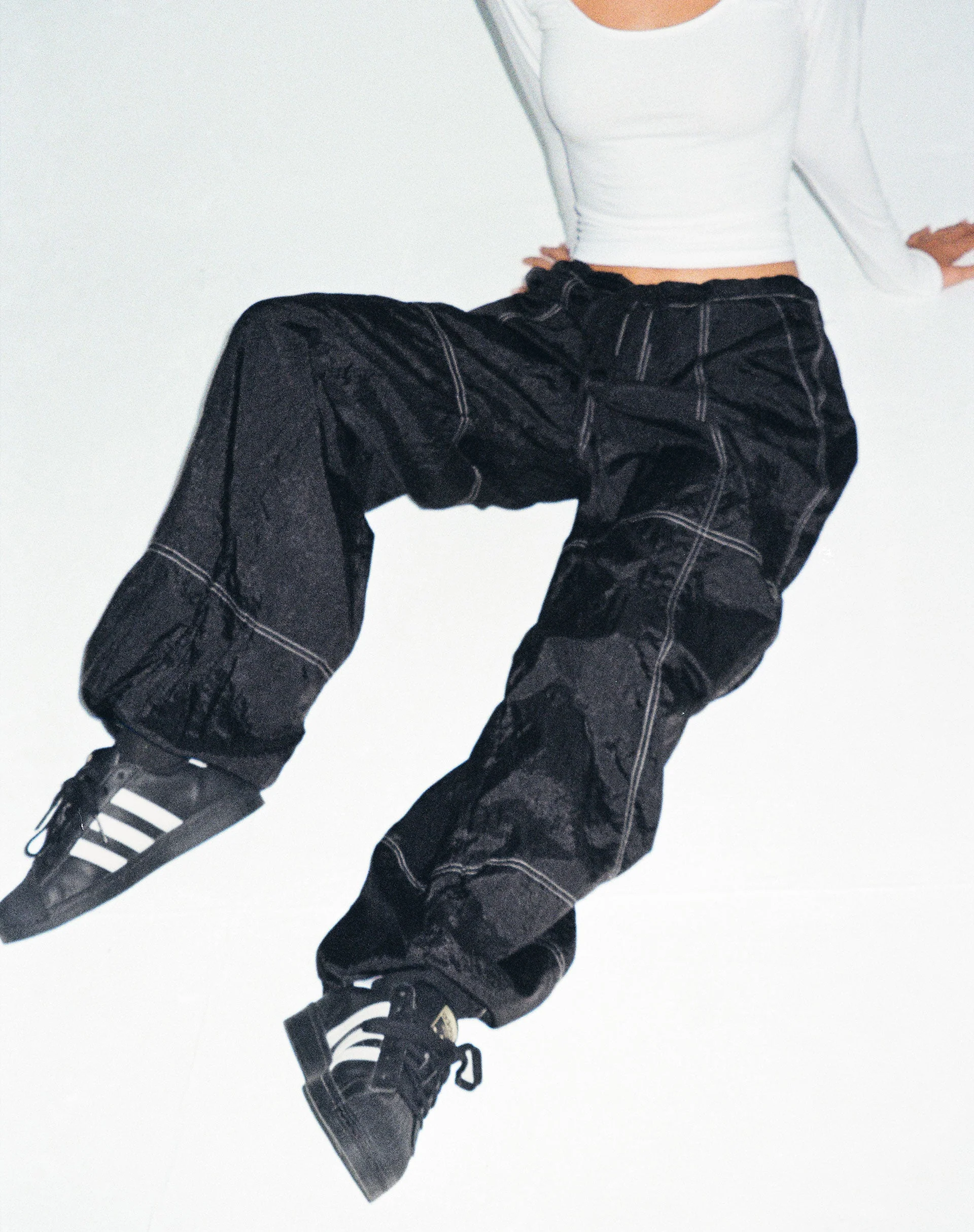 Phil Low Waist Trouser in Schwarz mit weißer Steppnaht