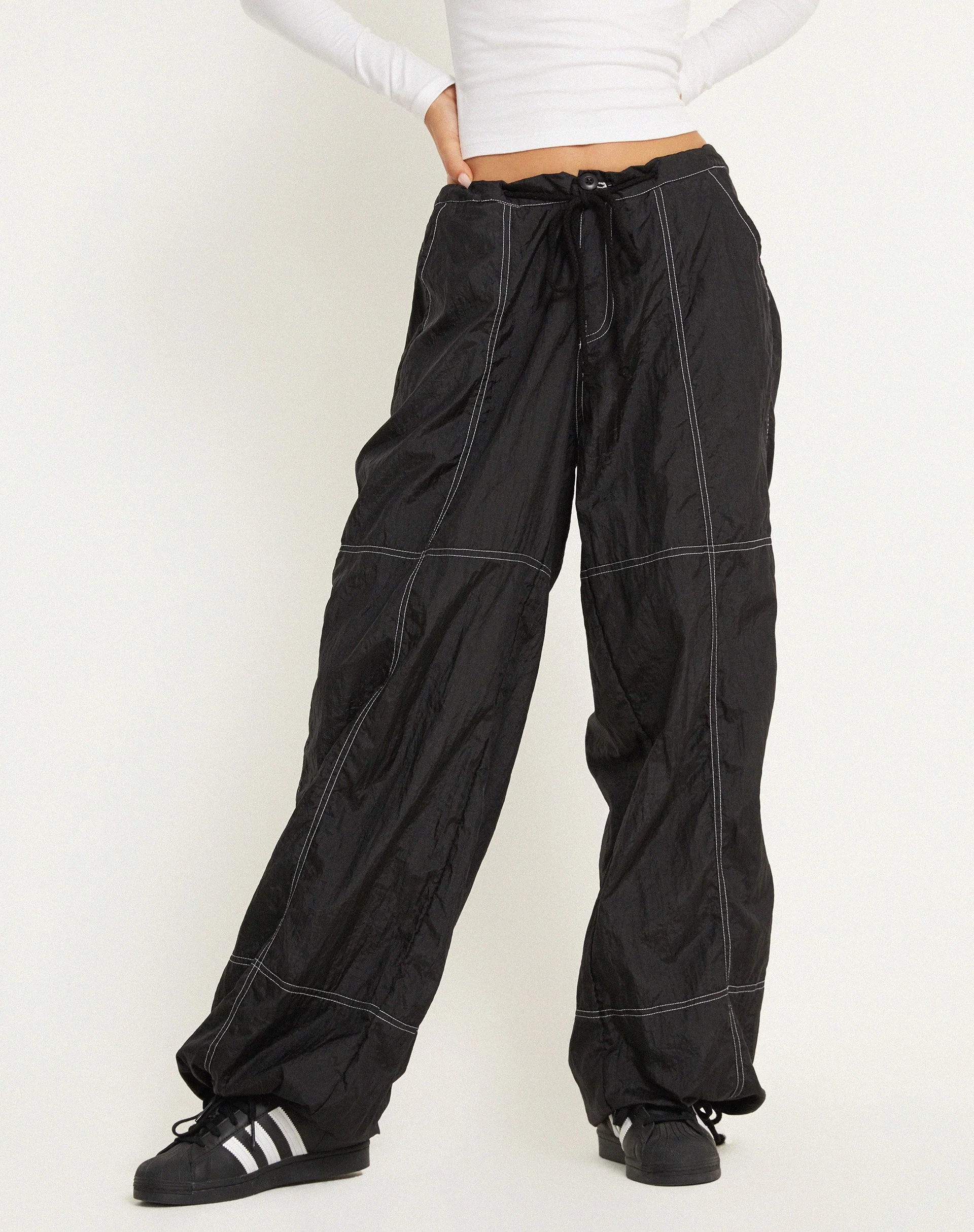 Phil Low Waist Trouser in Schwarz mit weißer Steppnaht - Image 2