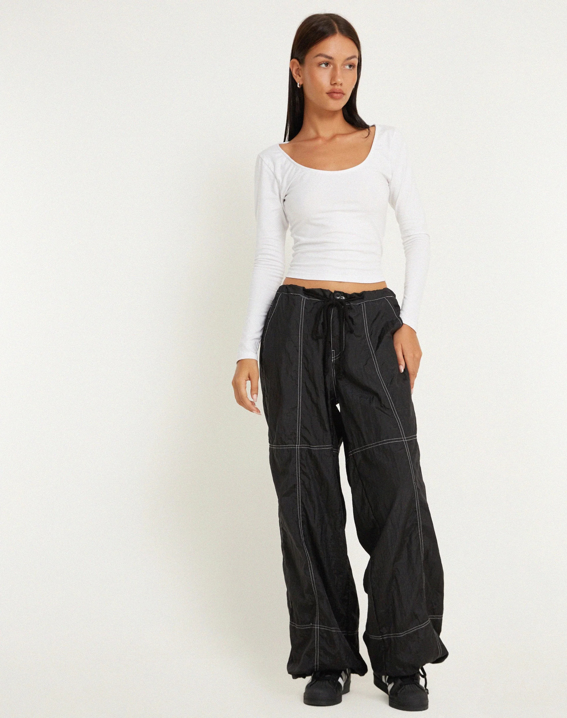 Phil Low Waist Trouser in Schwarz mit weißer Steppnaht - Image 3