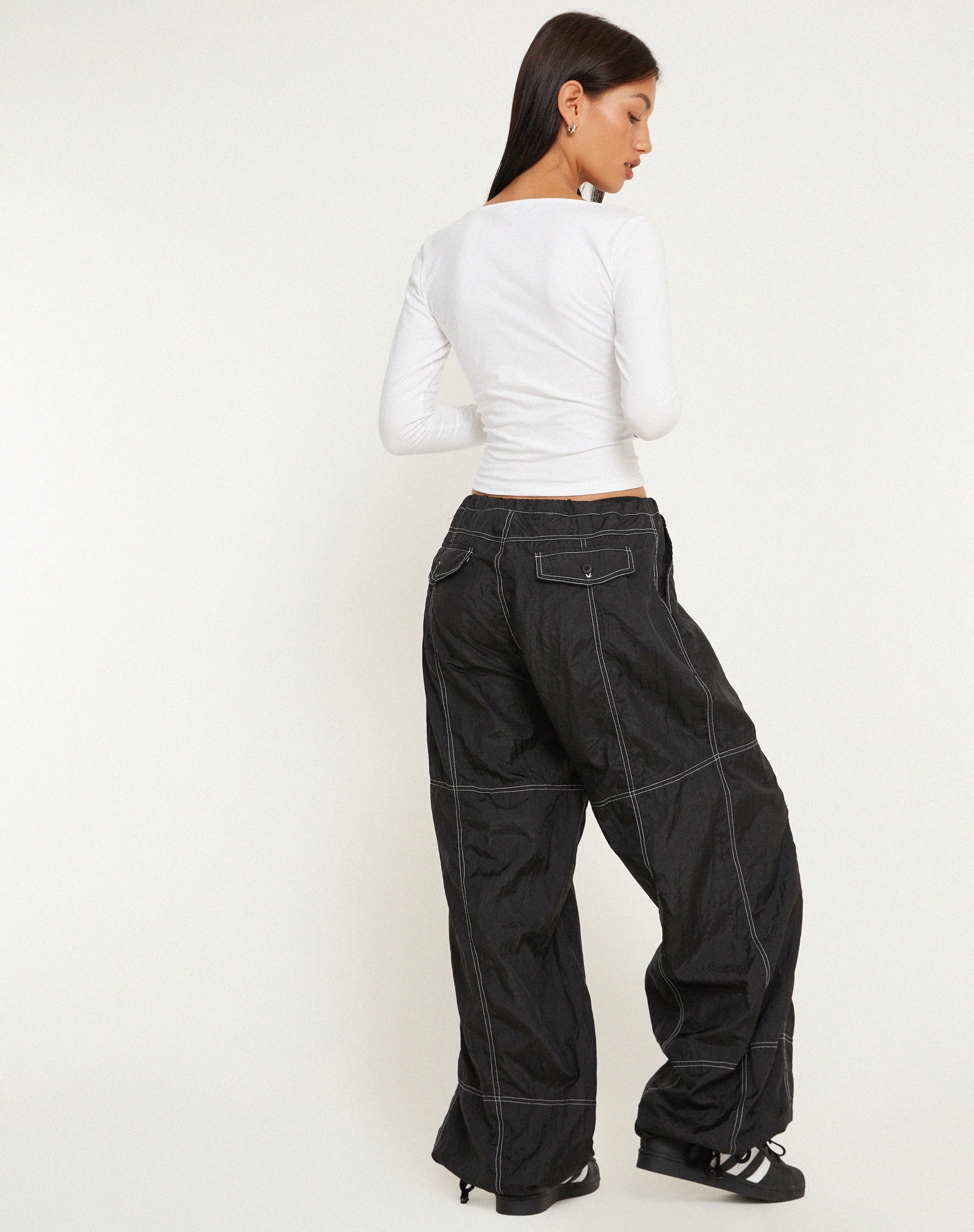 Phil Low Waist Trouser in Schwarz mit weißer Steppnaht - Image 4