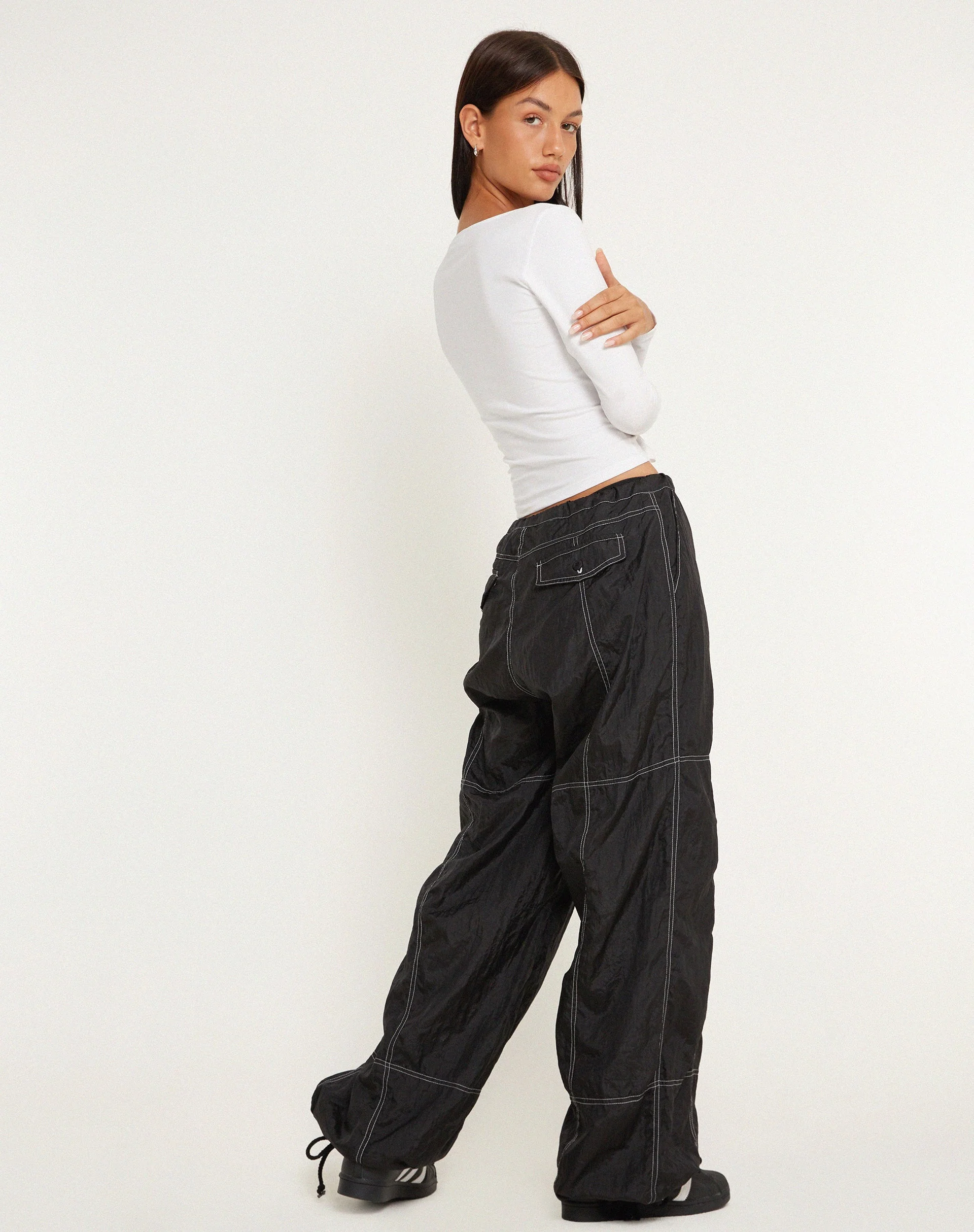 Phil Low Waist Trouser in Schwarz mit weißer Steppnaht - Image 5