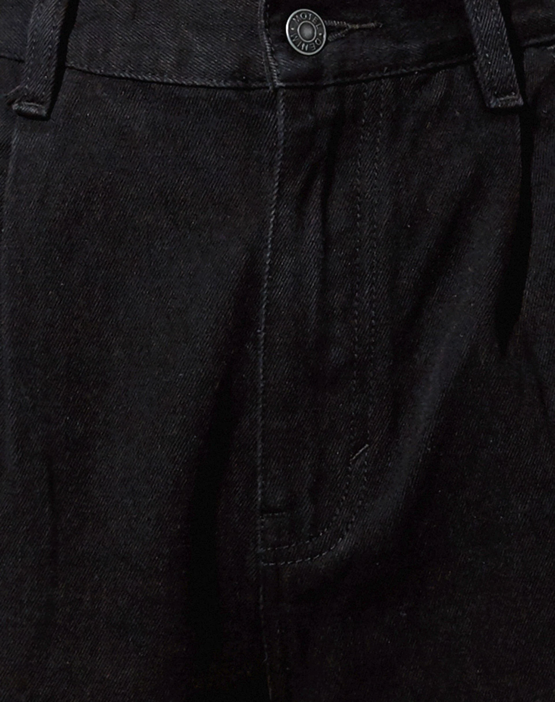 Faltenjeans in schwarzer Waschung - Image 6