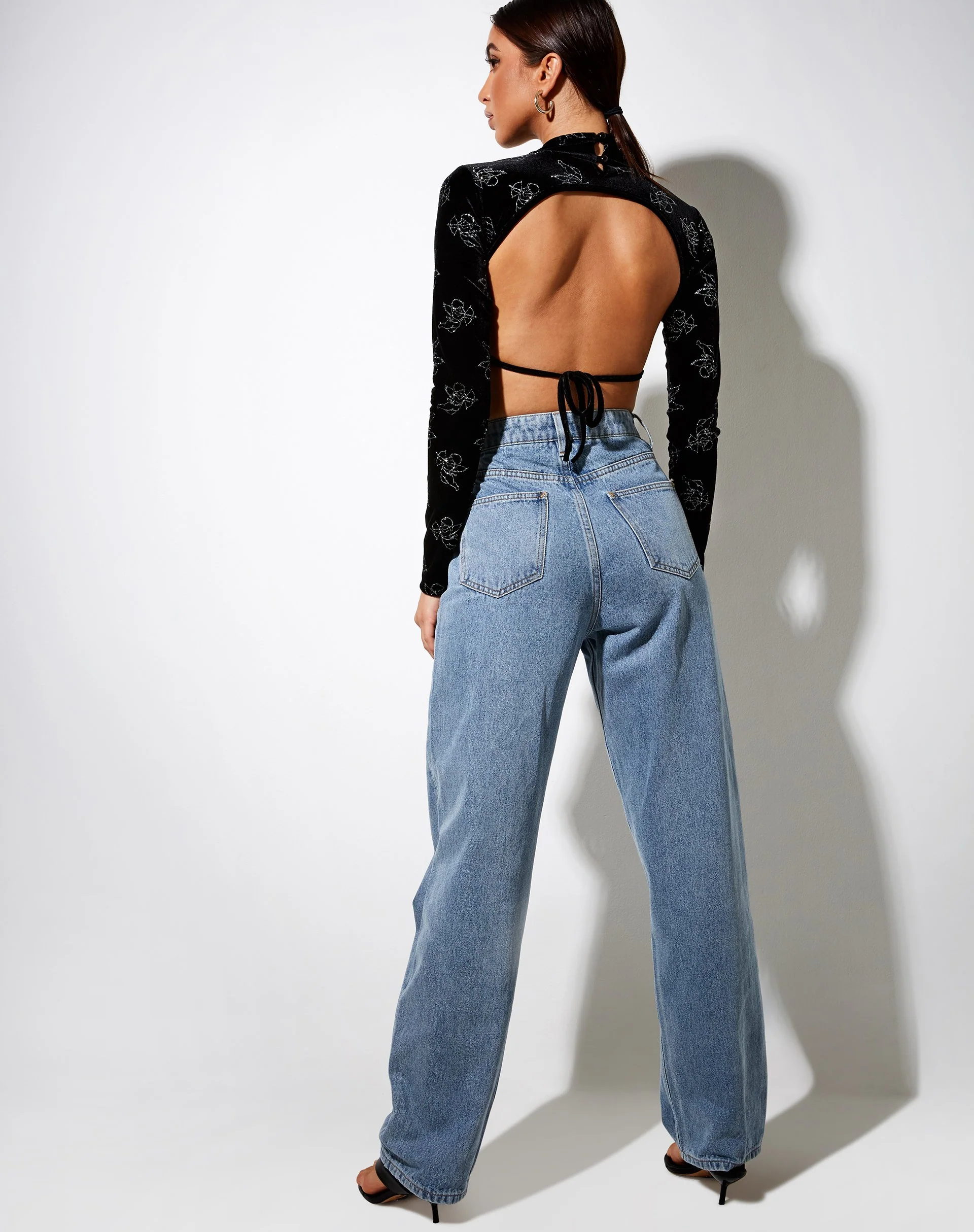Quelia Crop Top in Schwarz Cupid Stamp Silber - Image 4