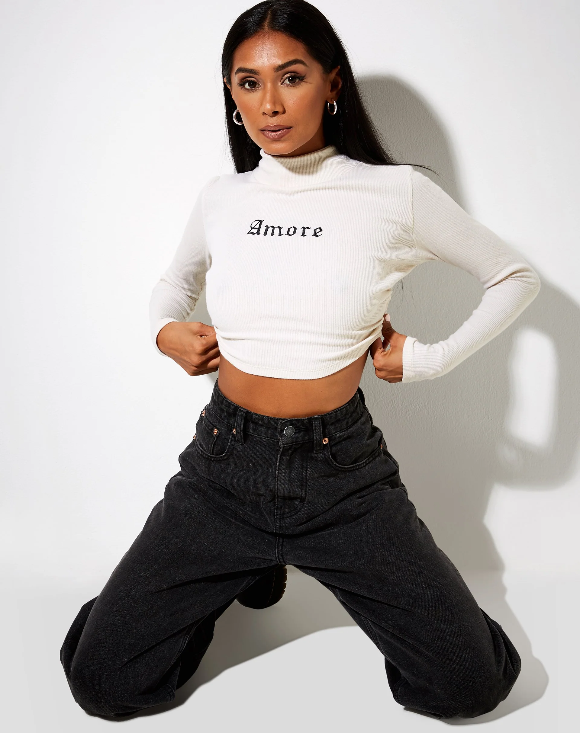 Quelia Crop Top aus Rippstrick Winter Weiß 'Amore' Stickerei - Image 4