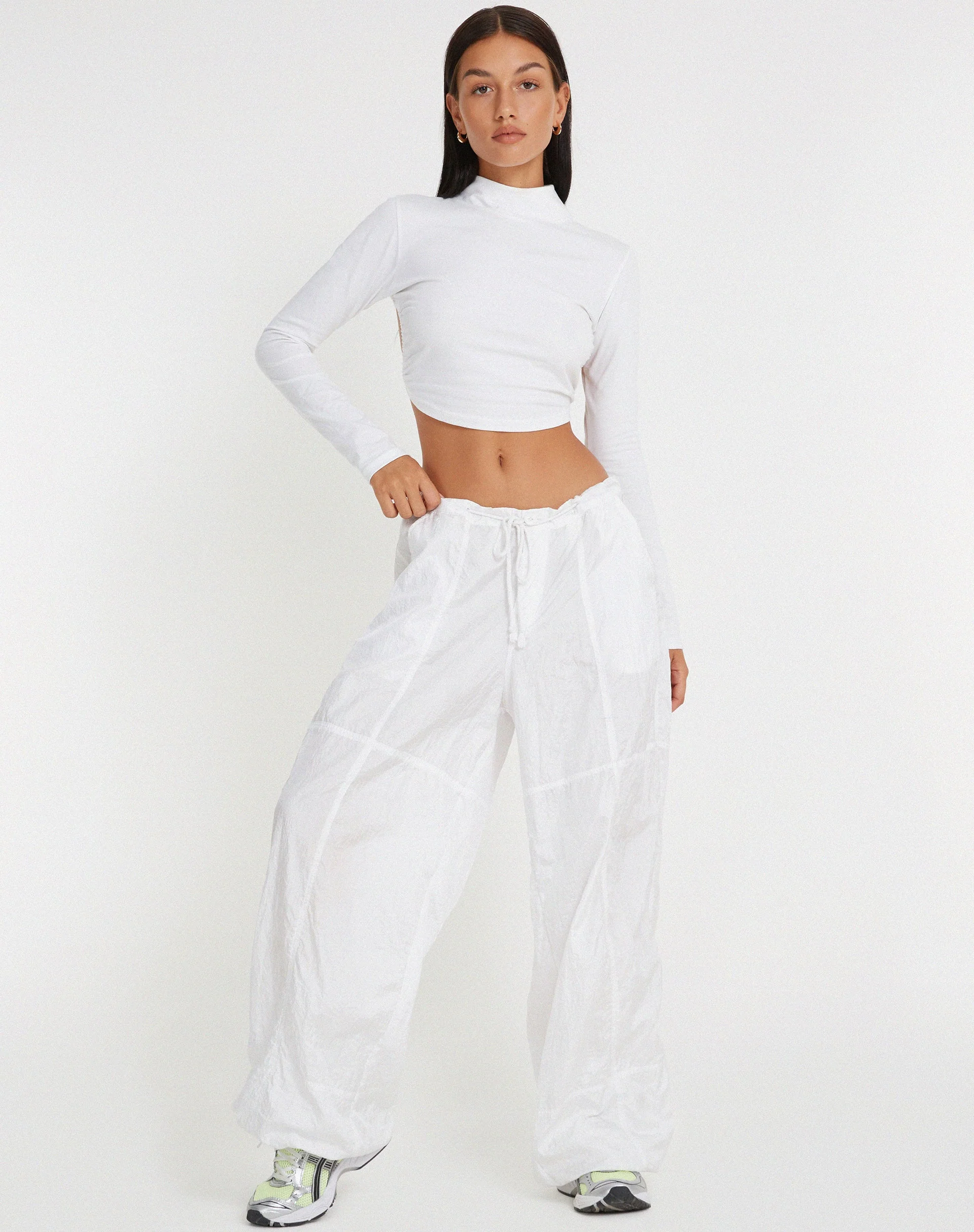 Quelia Crop Top mit offenem Rücken in Weiß - Image 3
