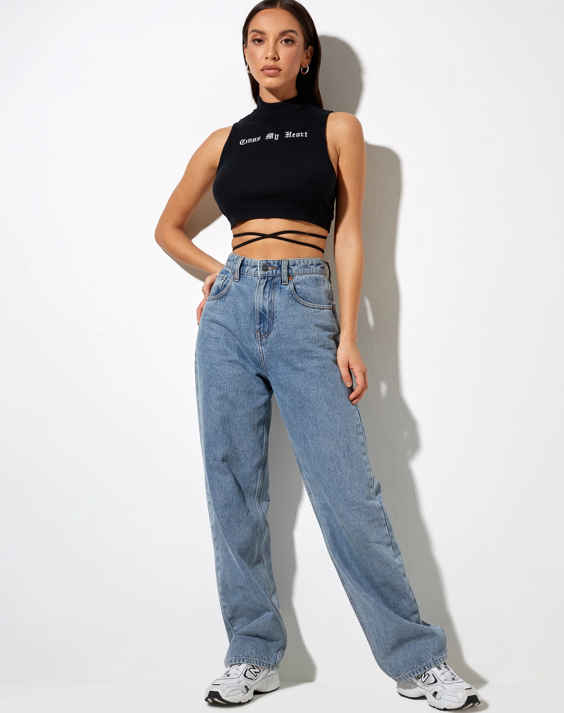Quera Crop Top in Schwarz 'Cross My Heart' Stickerei - Image 3