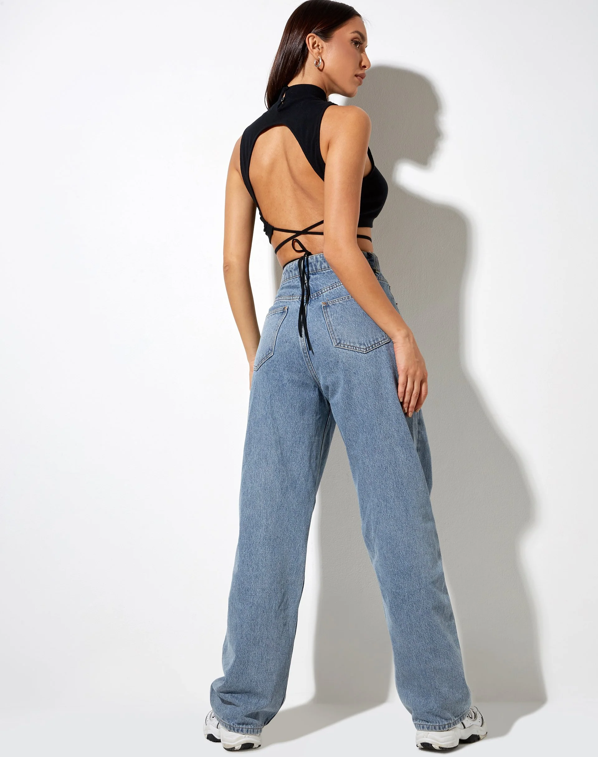 Quera Crop Top in Schwarz 'Cross My Heart' Stickerei - Image 4