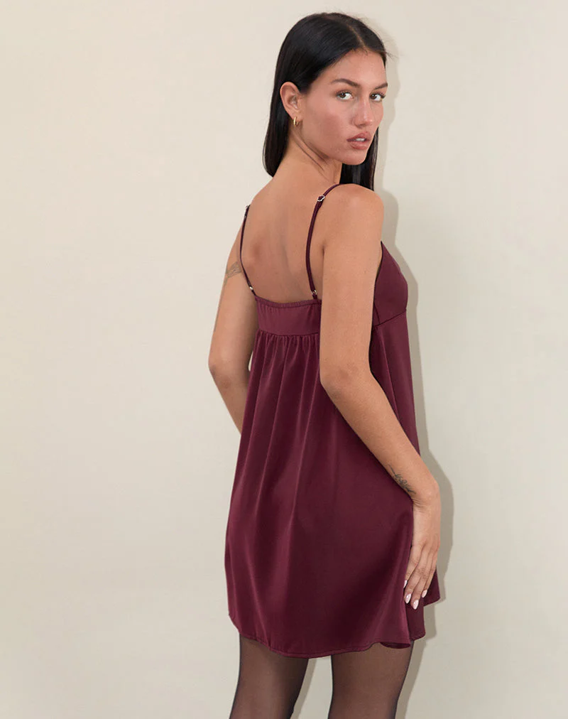 Rafaila Mini-Slipkleid aus Satin in Burgund - Image 3