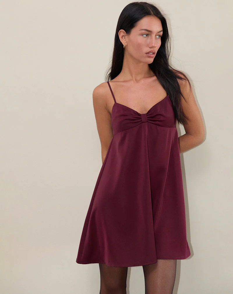Rafaila Mini-Slipkleid aus Satin in Burgund - Image 4