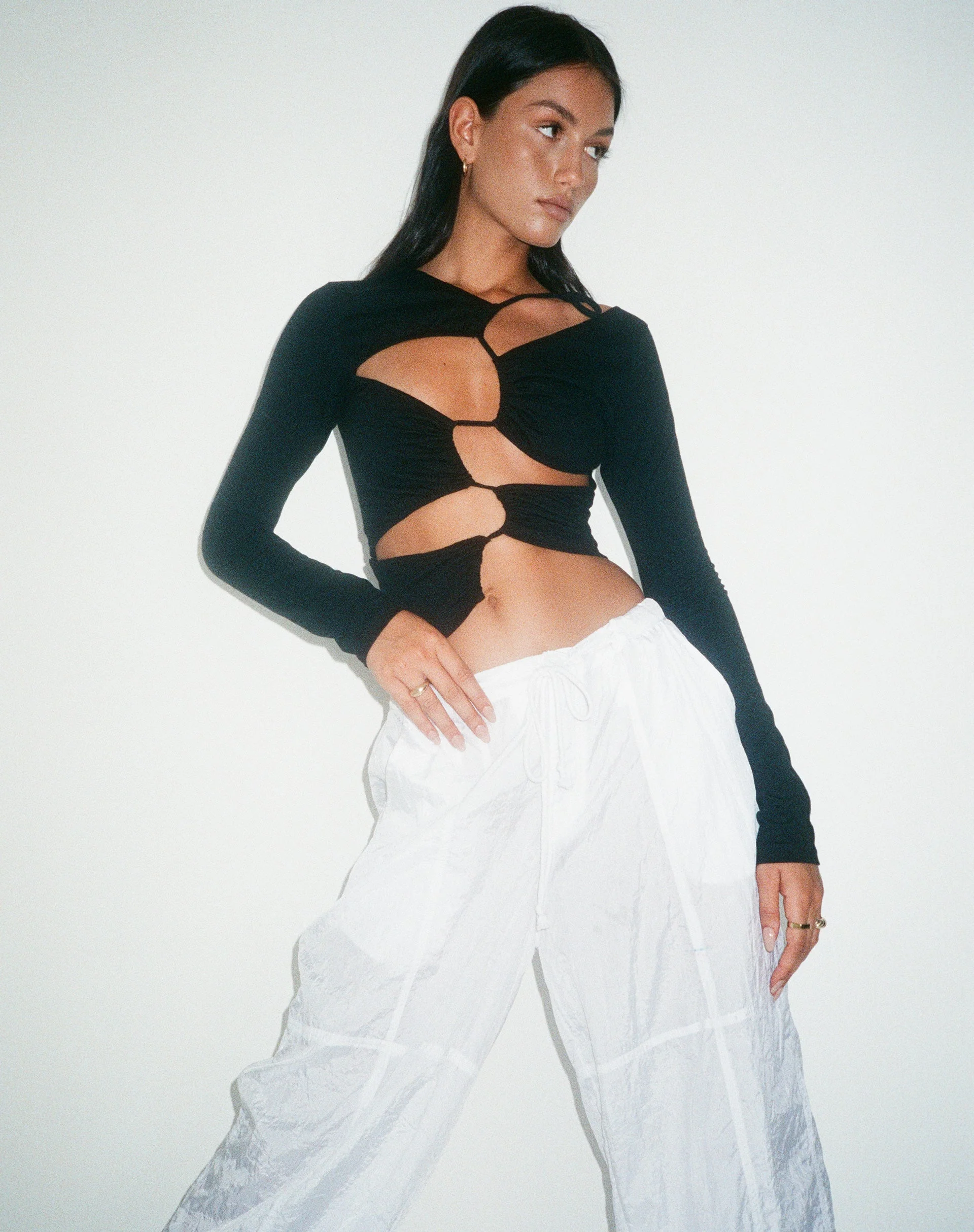 MOTEL X OLIVIA NEILL Rajina Cut Out Langarm Top in Lycra Schwarz - Image 3