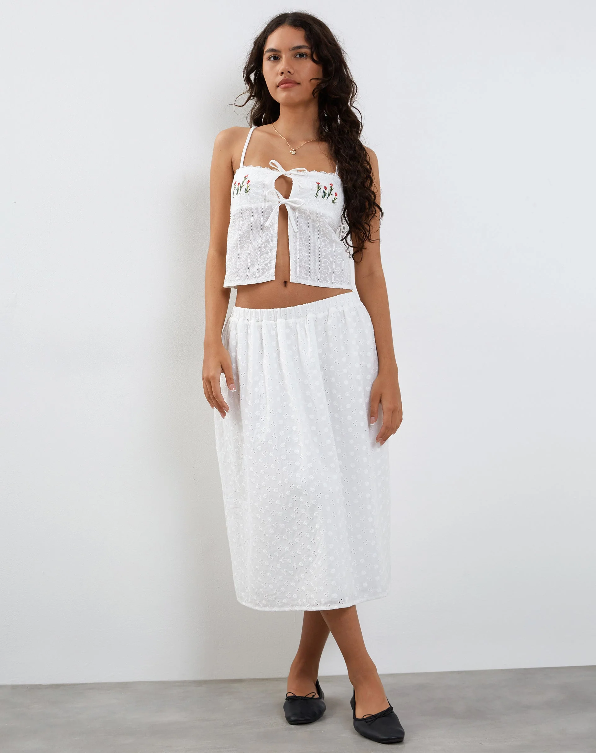 Ramika Tie Front Besticktes Cami Top in Weiß Broderie - Image 4
