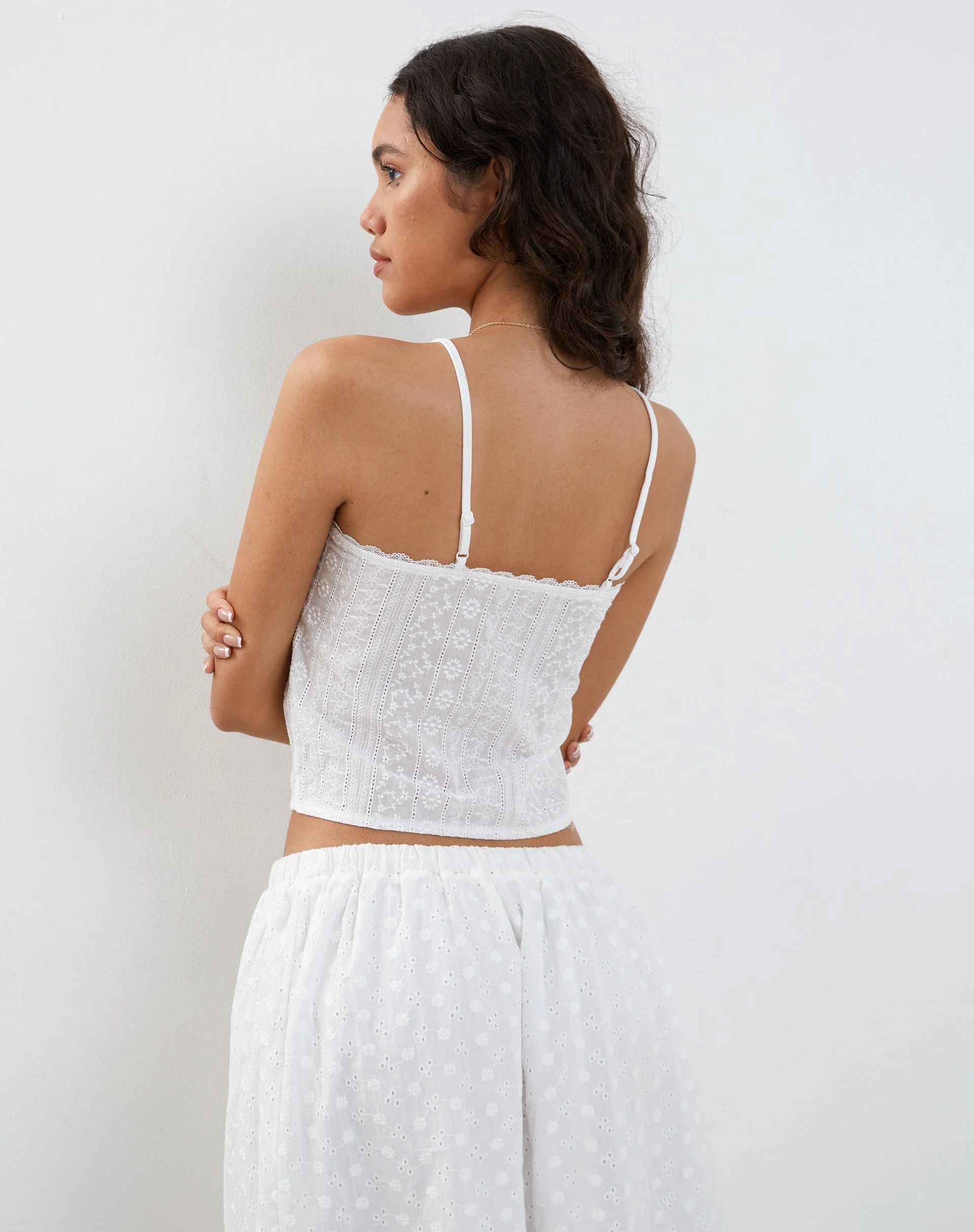 Ramika Tie Front Besticktes Cami Top in Weiß Broderie - Image 5