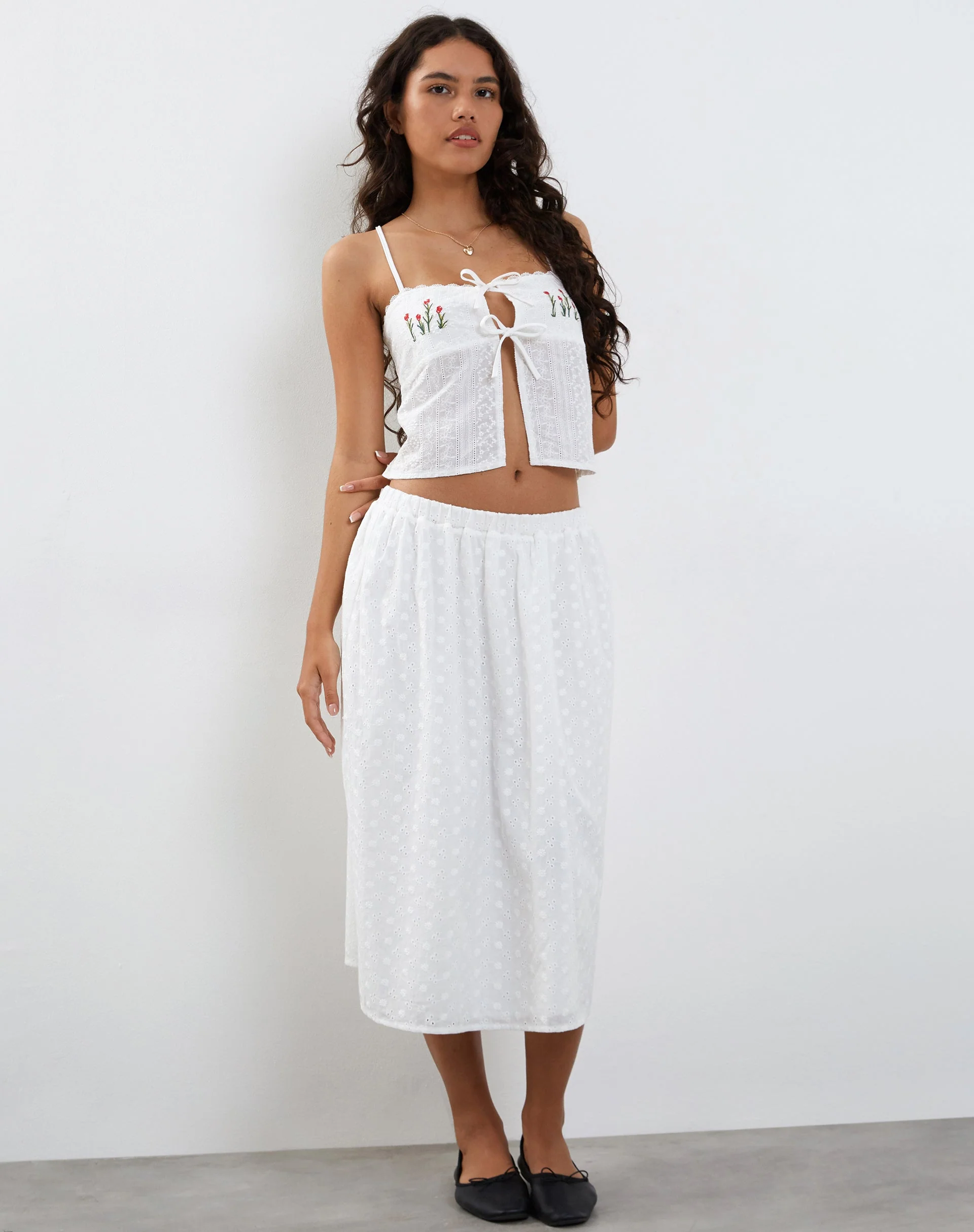 Ramika Tie Front Besticktes Cami Top in Weiß Broderie - Image 6