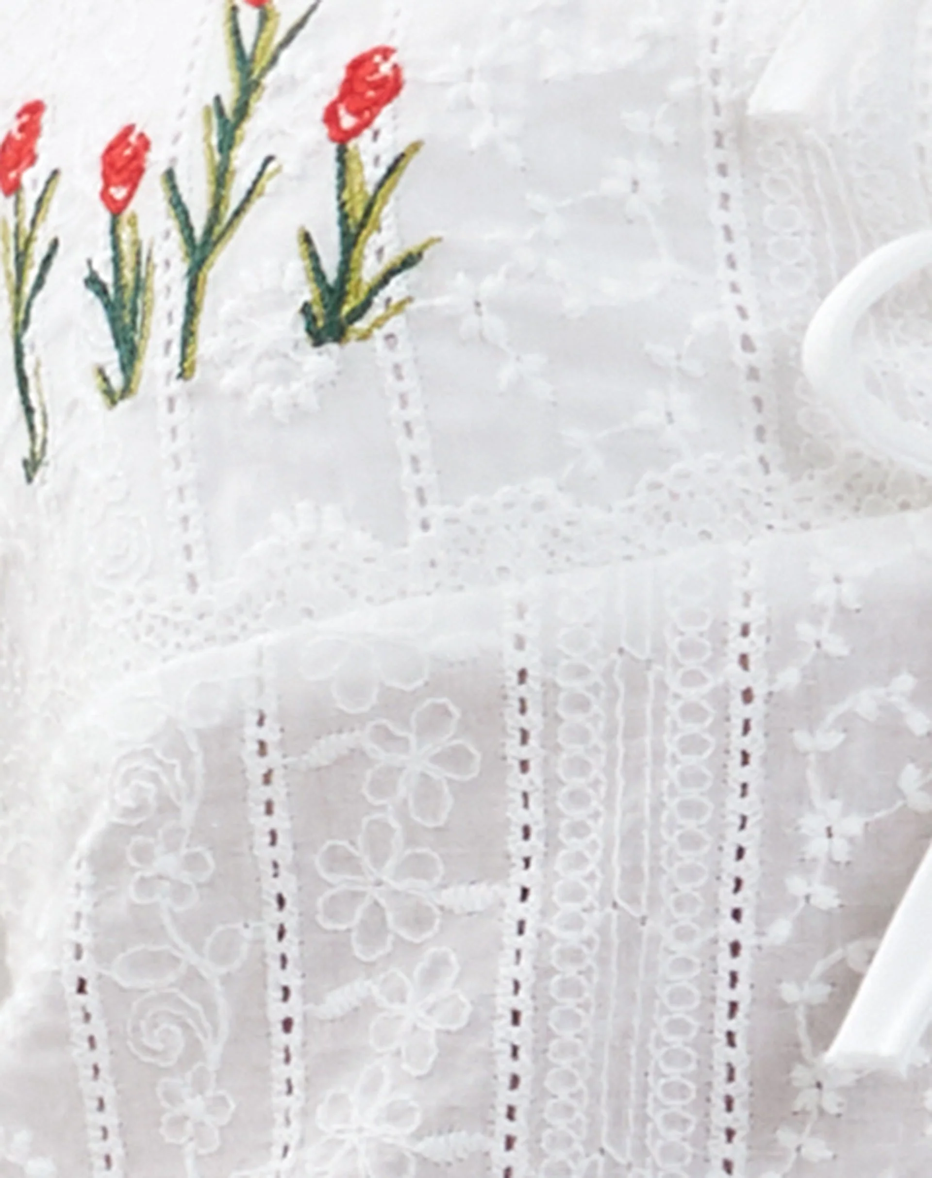 Ramika Tie Front Besticktes Cami Top in Weiß Broderie - Image 7