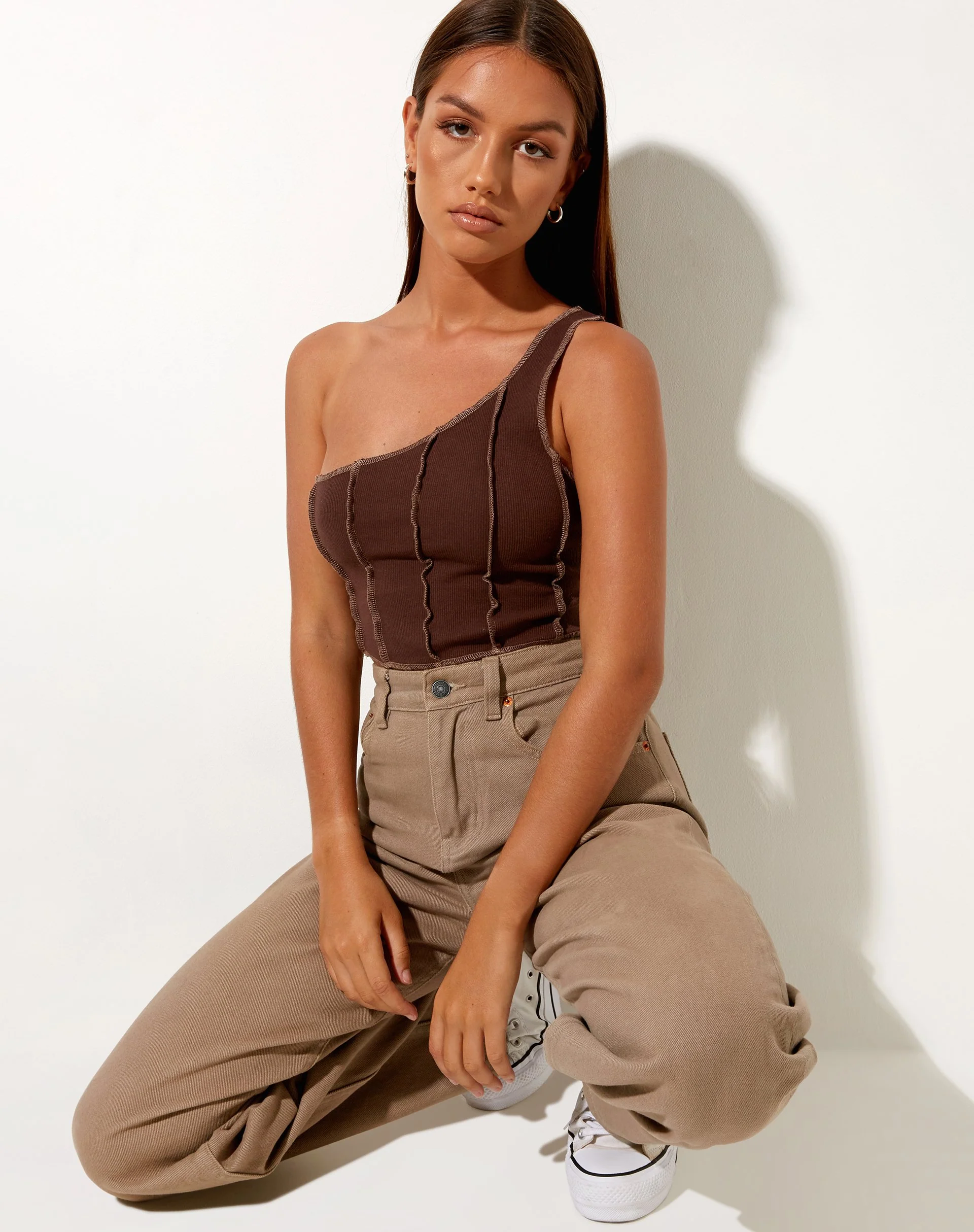 Rara Crop Top in Rippe Deep Mahogany mit braunen Nähten - Image 3