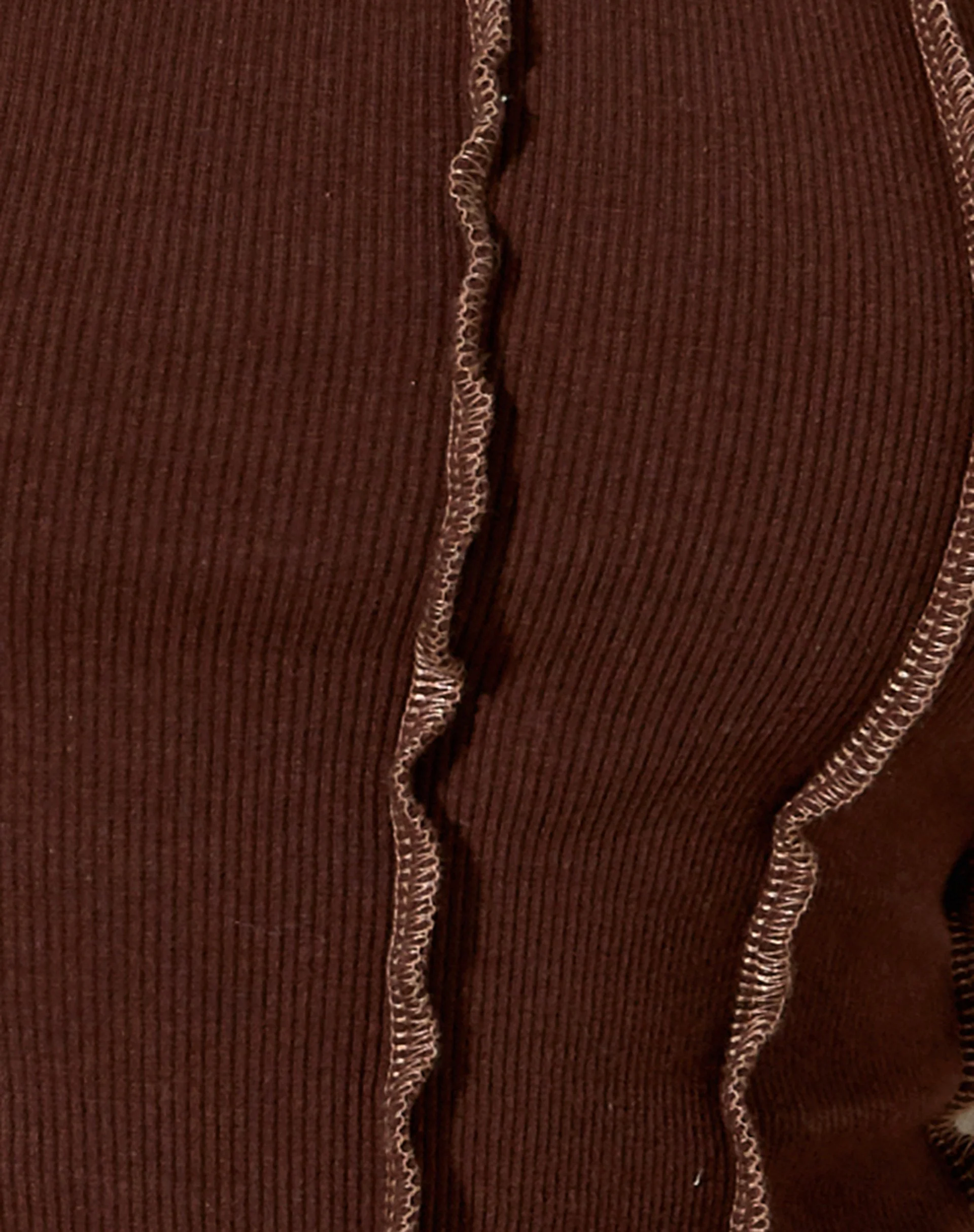 Rara Crop Top in Rippe Deep Mahogany mit braunen Nähten - Image 6