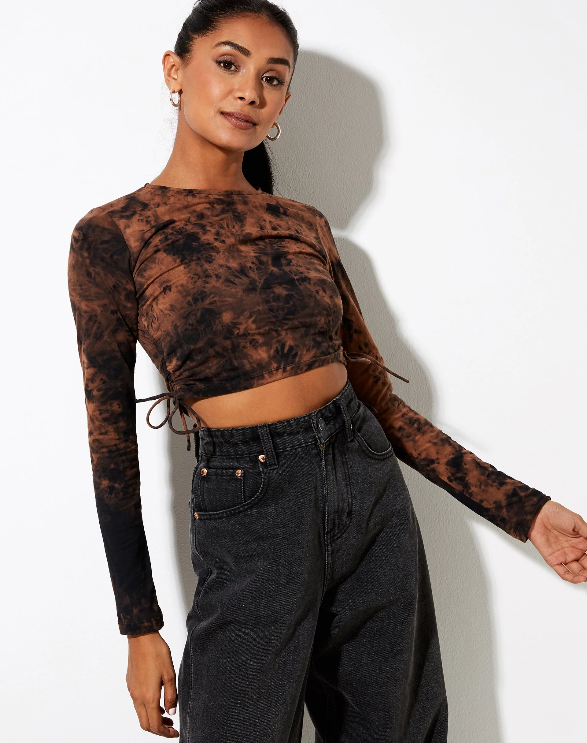 Razelo Crop Top in Schwarz-Rost Tie Dye - Image 2