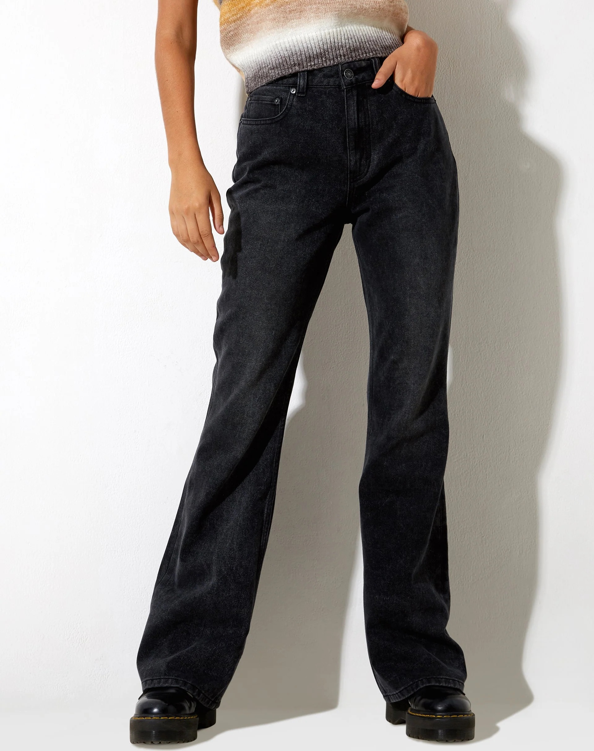 Entspannte Bootleg Jeans in Schwarz Grunge - Image 2