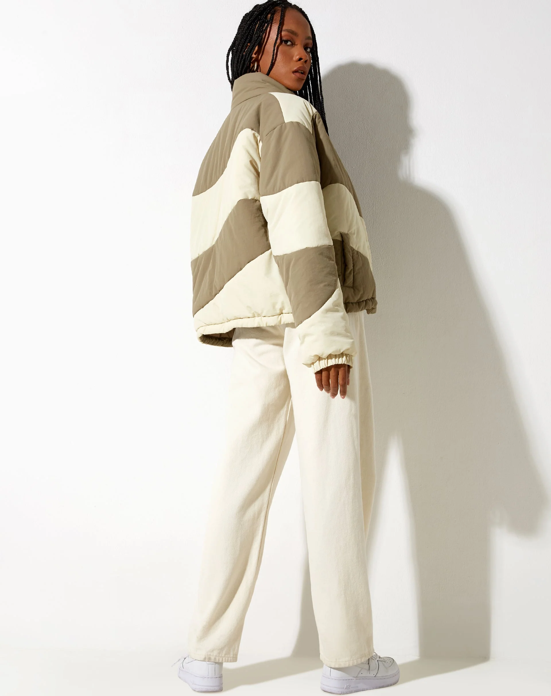 Renee Puffa Jacket in getäfelter Creme und Taupe - Image 6