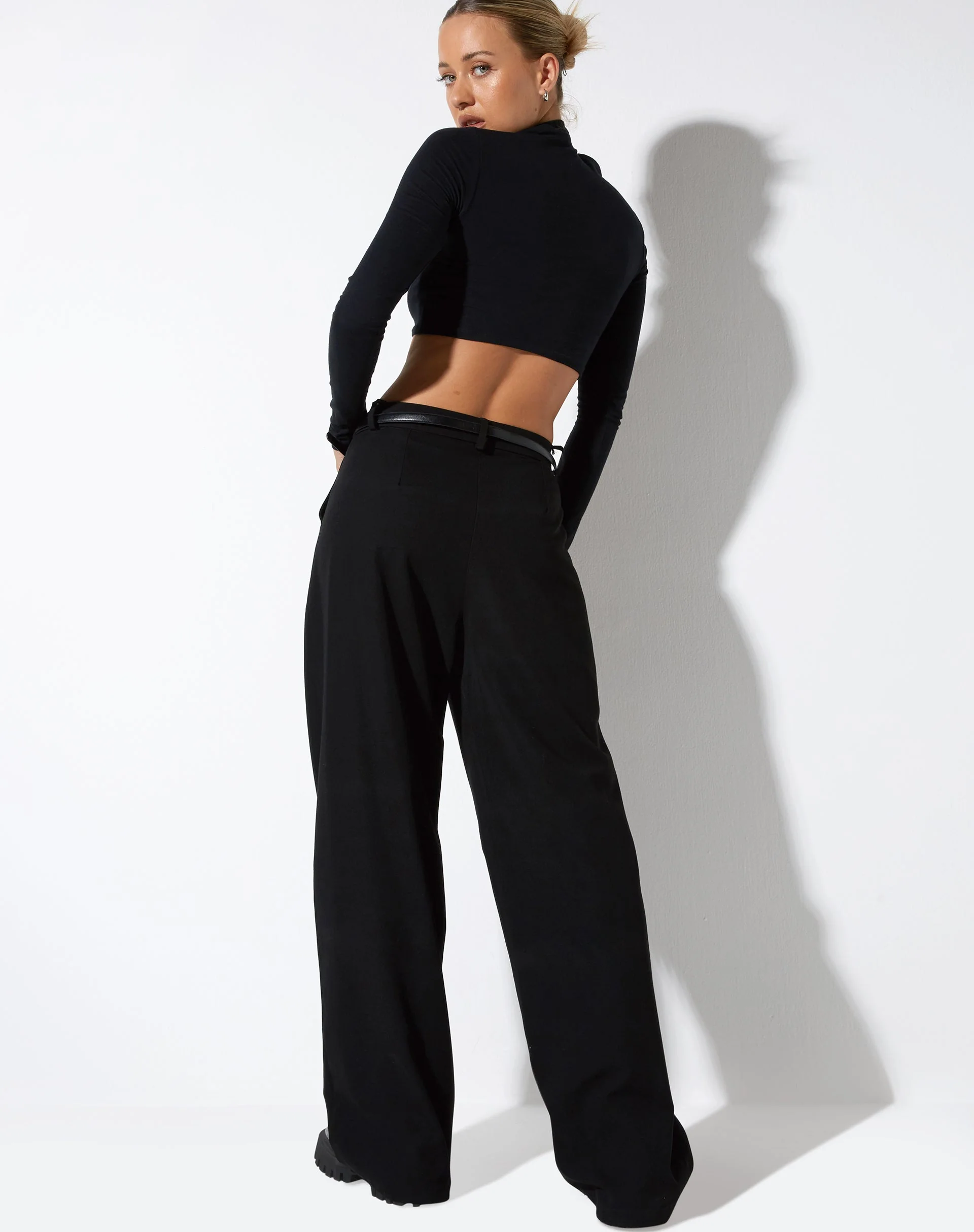 Ribus Crop Top in Schwarz - Image 6