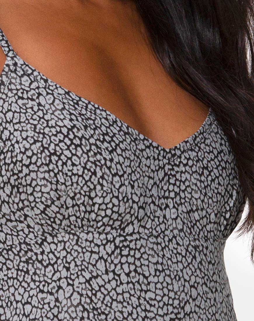 Rilia Slip Dress in Ditsy Leopard Grau - Image 5