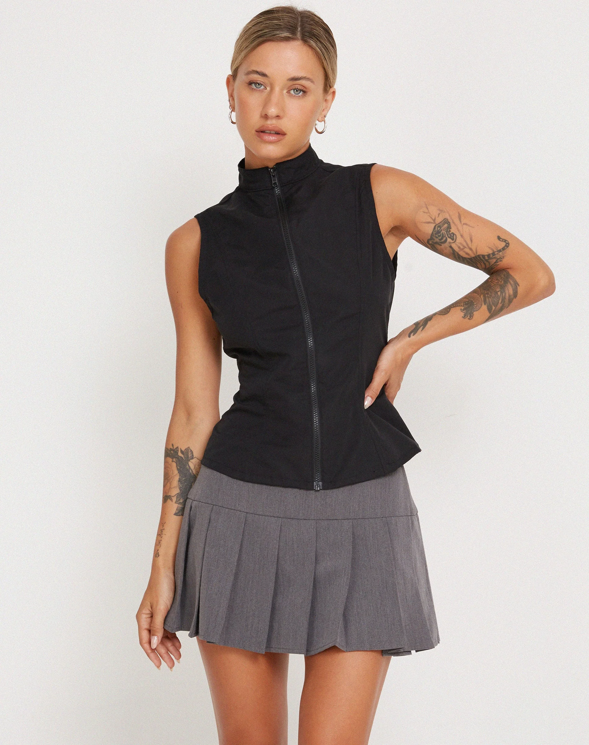 Rilyn Zip Up Vest Top in Schwarz