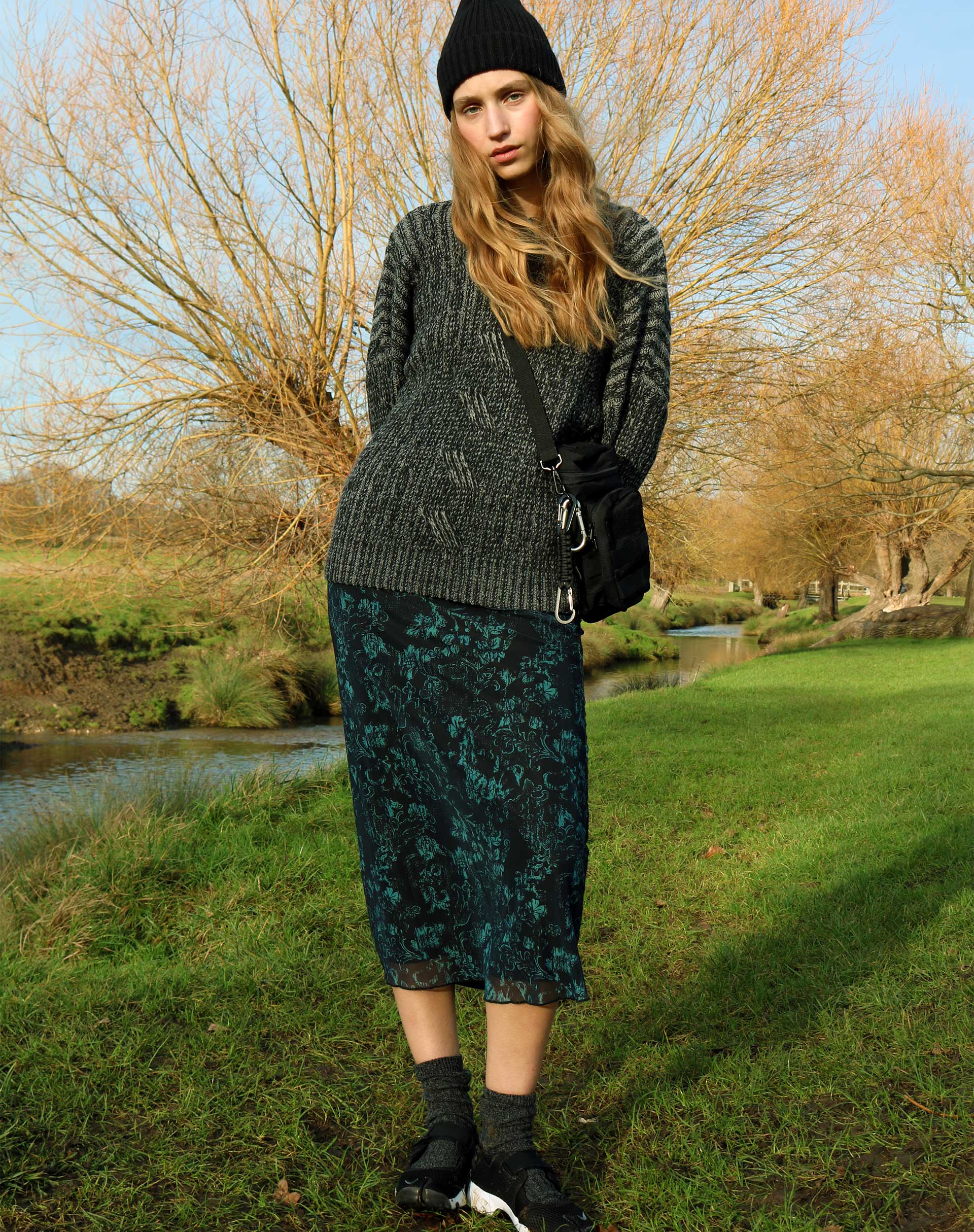 Rindu Midirock in Batik Botanical Schwarz Grün - Image 3