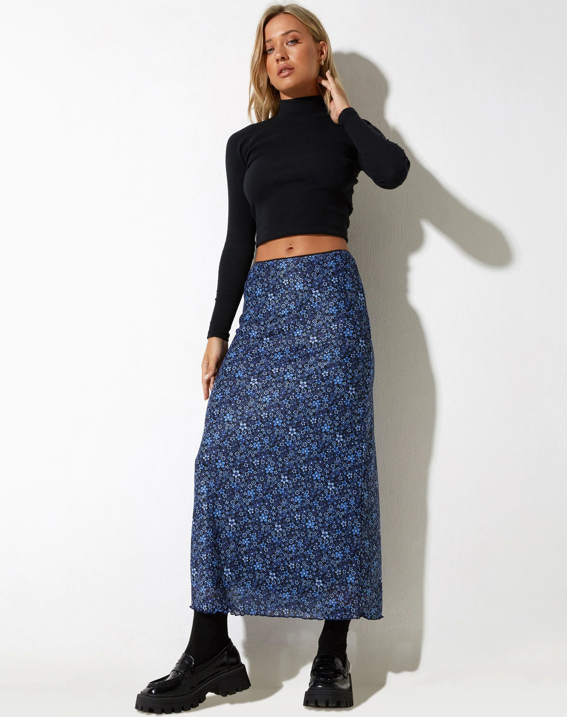 Rindu Midirock in Blumengarten Blau