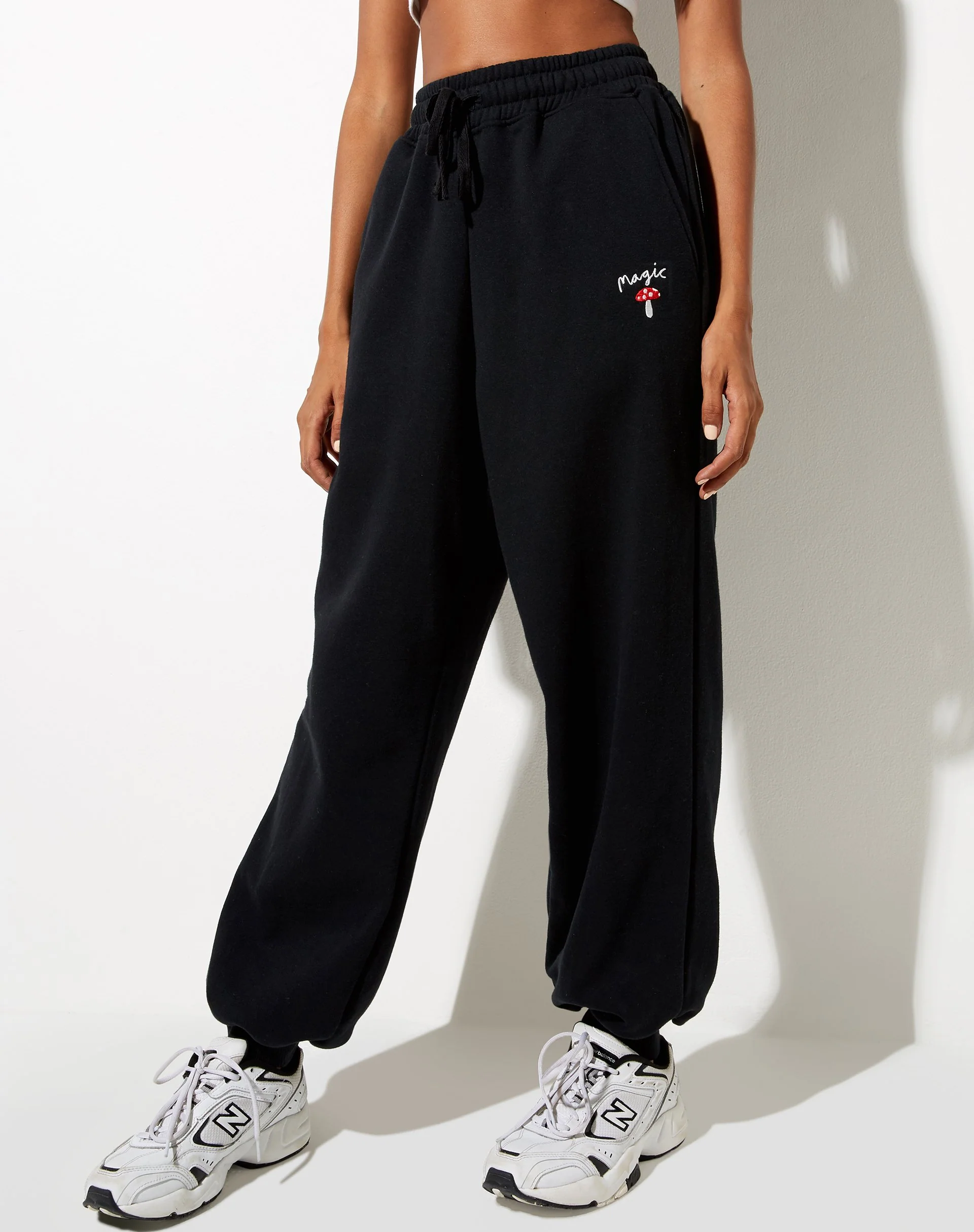 Roider Jogger in Schwarz Pilz Rot Stickerei - Image 3