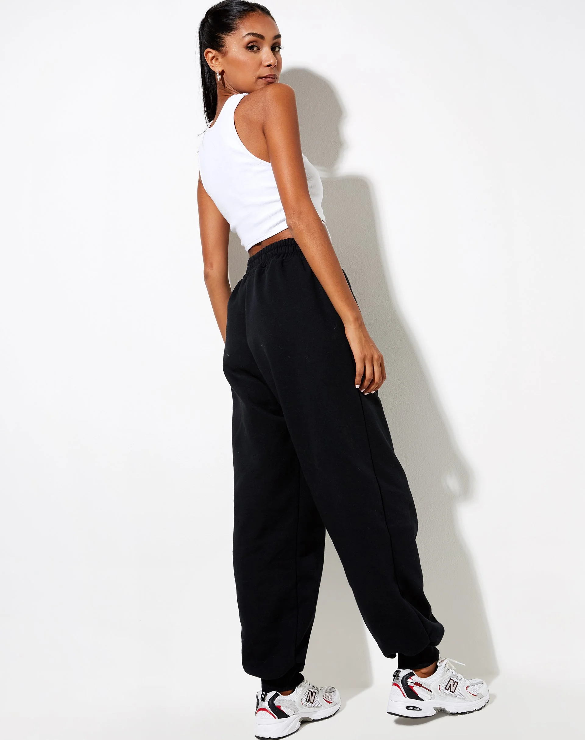Roider Jogger in Schwarz mit weißem Skorpion-Emblem - Image 5
