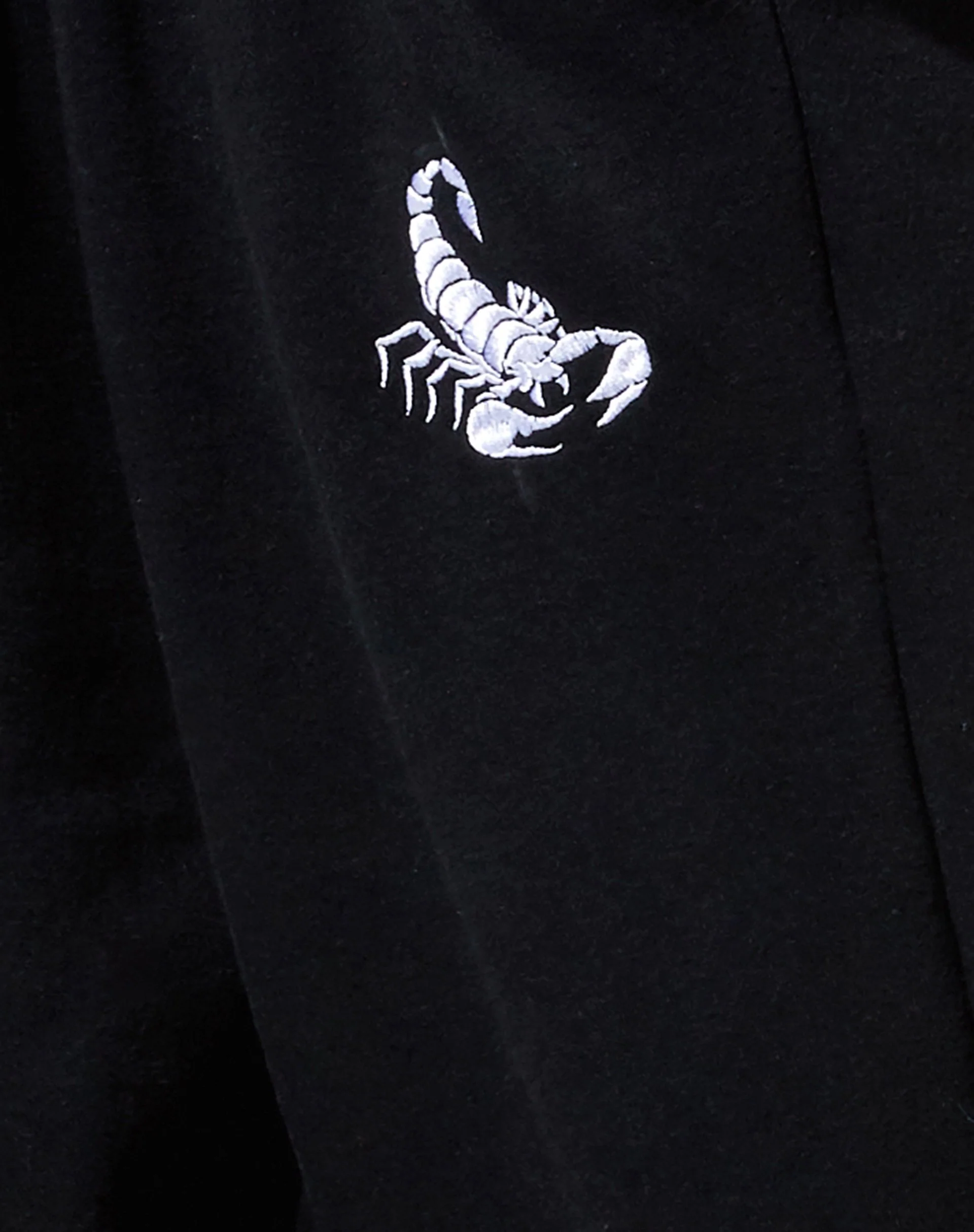 Roider Jogger in Schwarz mit weißem Skorpion-Emblem - Image 7