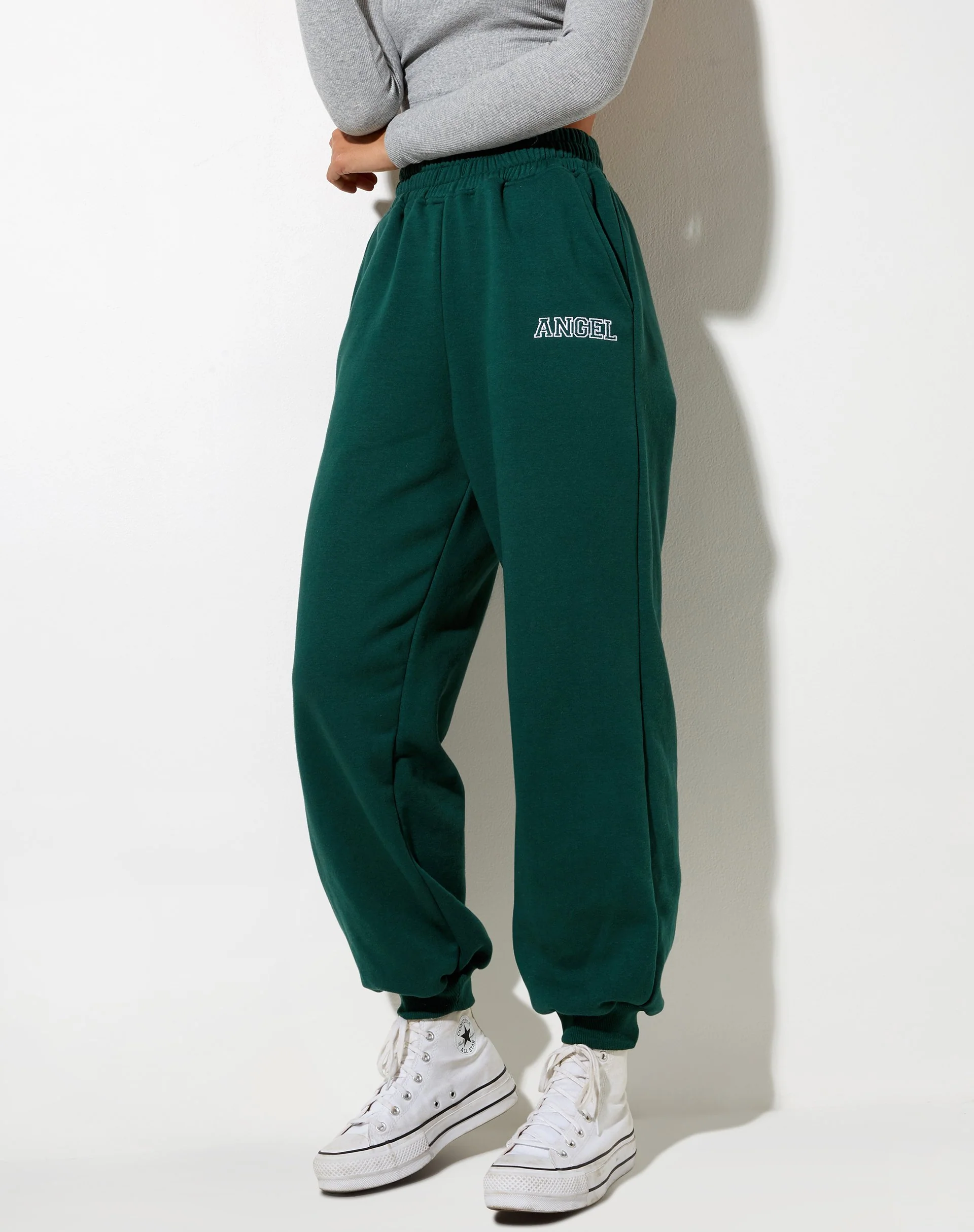 Roider Jogger in Flaschengrün 'Angel' Stickerei in Weiß