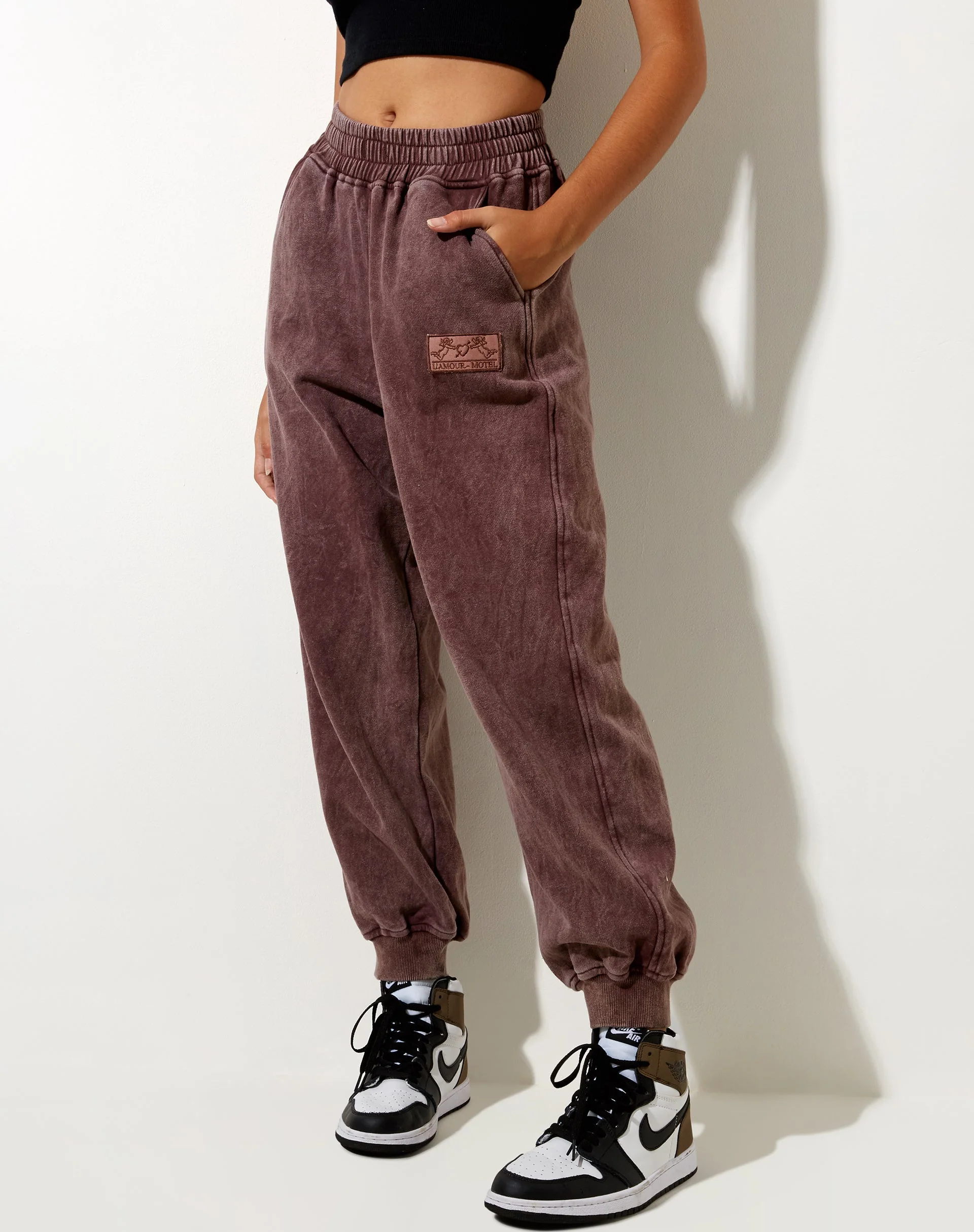 Roider Jogger in brauner Waschung L'Amour Motel Label Embro - Image 2