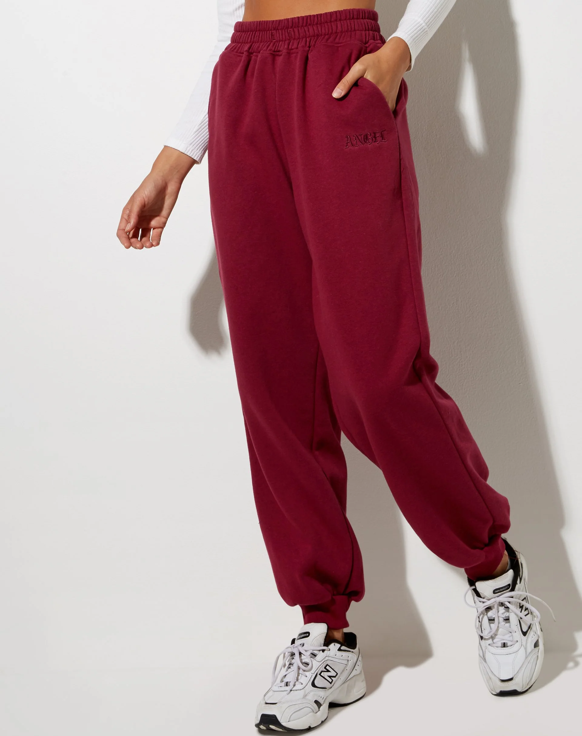 Roider Jogger in Burgund mit 'Angel'-Stickerei