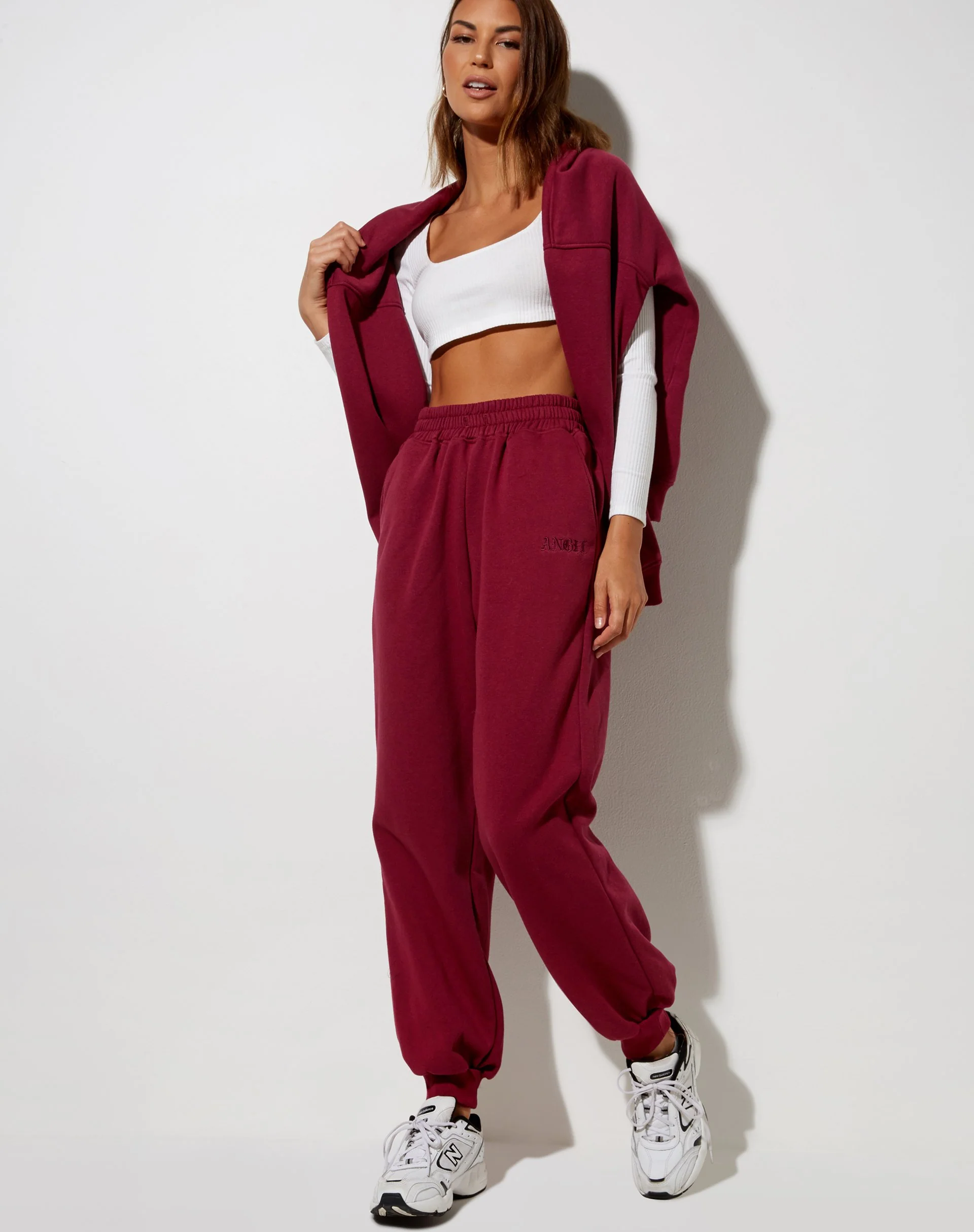 Roider Jogger in Burgund mit 'Angel'-Stickerei - Image 4