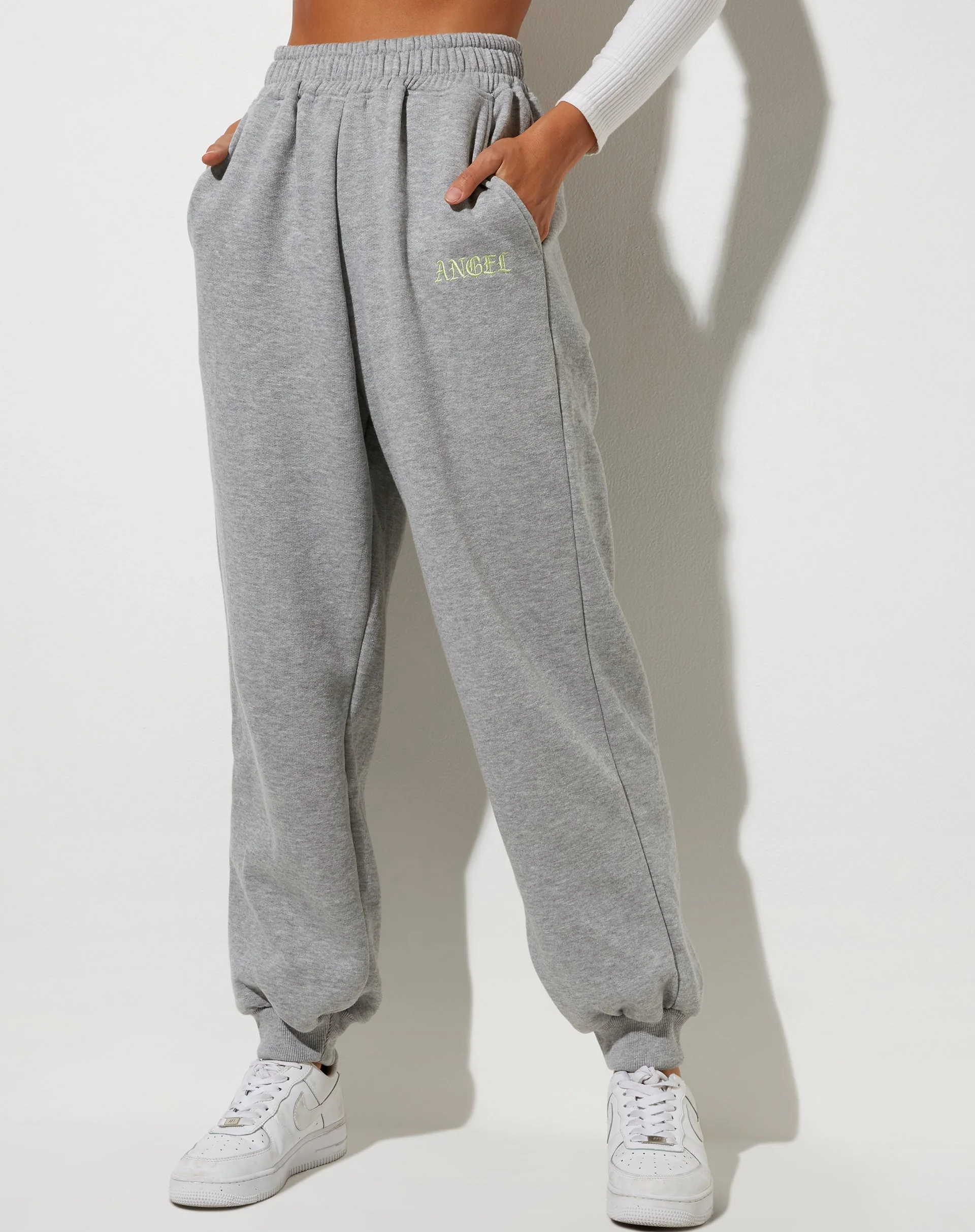 Roider Jogger in Graumelange mit 'Angel'-Stickerei in Zitrone