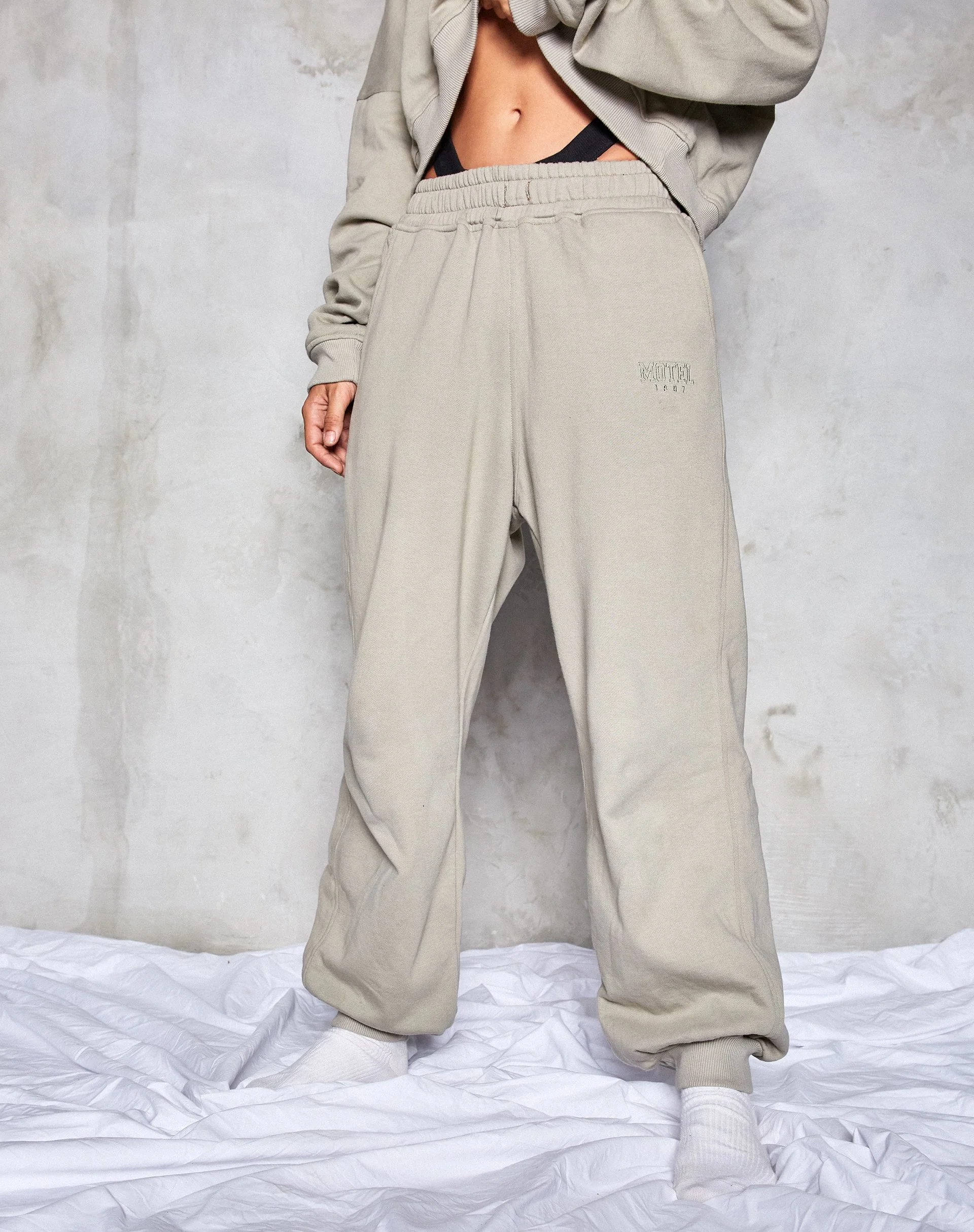 Roider Jogger in London Fog Motel 1997 Stickerei - Image 3