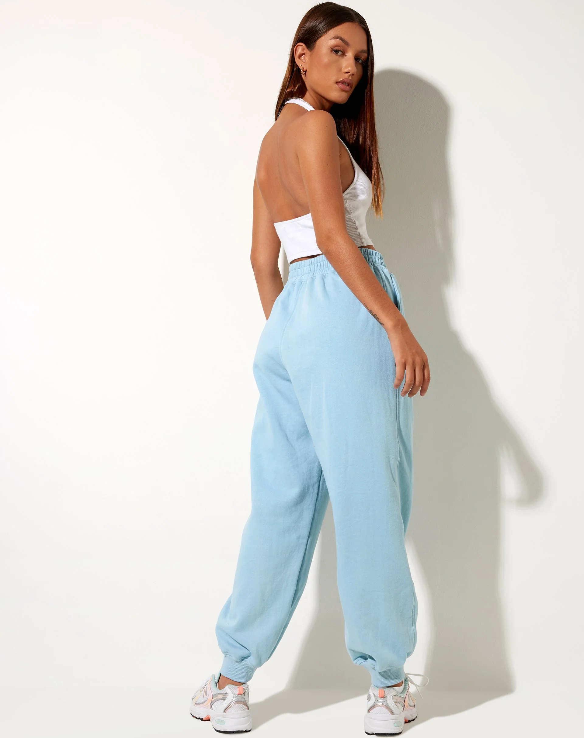 Roider Jogger im Nantucket Blue Motel Beach Club - Image 2